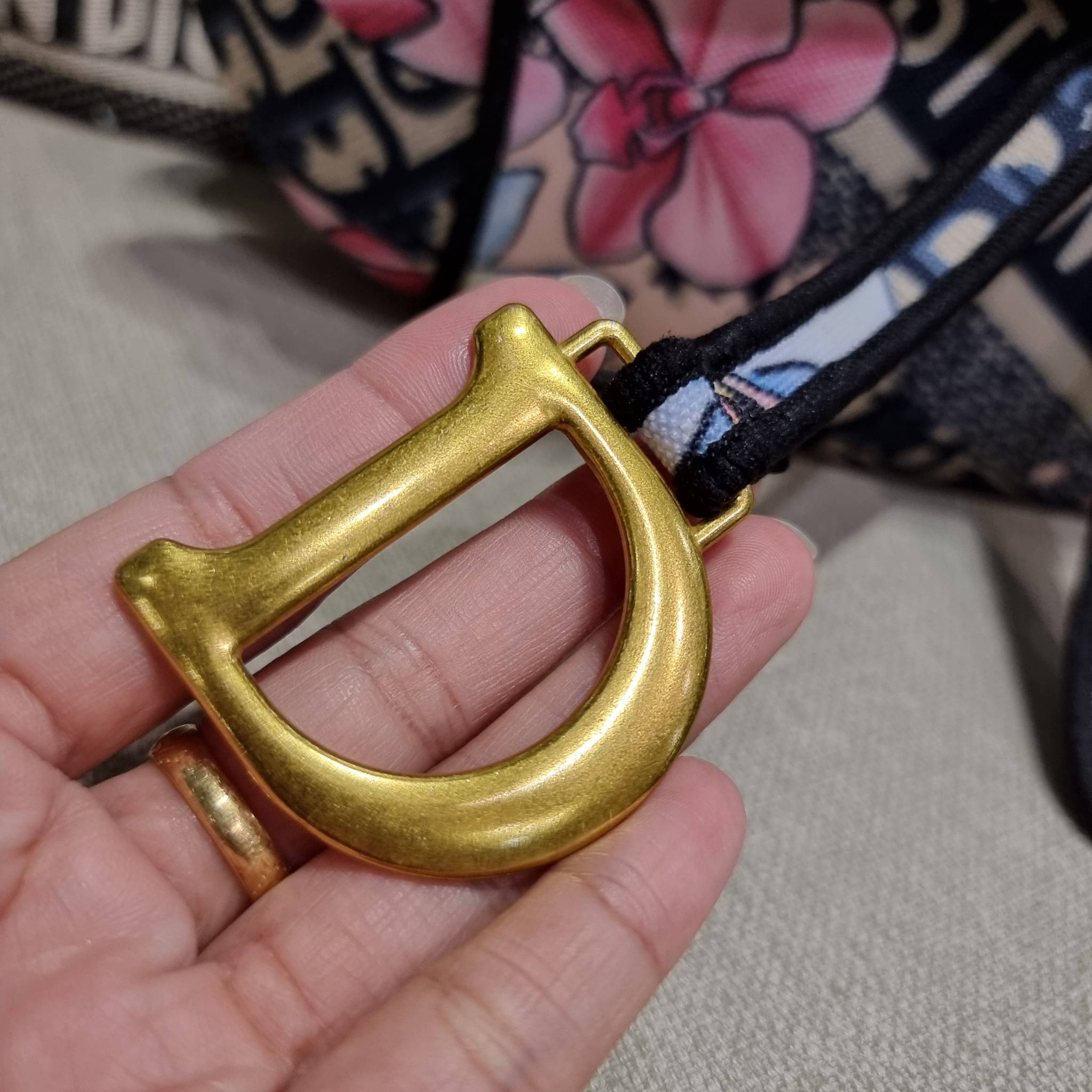 VIP CD OBLIQUE SADDLE BAG / DIOR SADDLE กระเป๋าสะพายข้าง ทรงสวยไม่ซ้ำใคร กิมมิคในตัว ดูแพง ไซส์ใหญ่ ดีไซน์ย้อนยุค เป็นเอกลักษณ์สวยทุกแบบ เปิด-ปิดด้วยกระดุมแม่เหล็กซ่อน ใช้งานง่ายมากๆ ภายในเป็นช่องโล่ง มีช่องซิป ใบสีดำเป็นหนังแท้ ใบลายเป็นผ้าแคนวาส ดูดี ดู