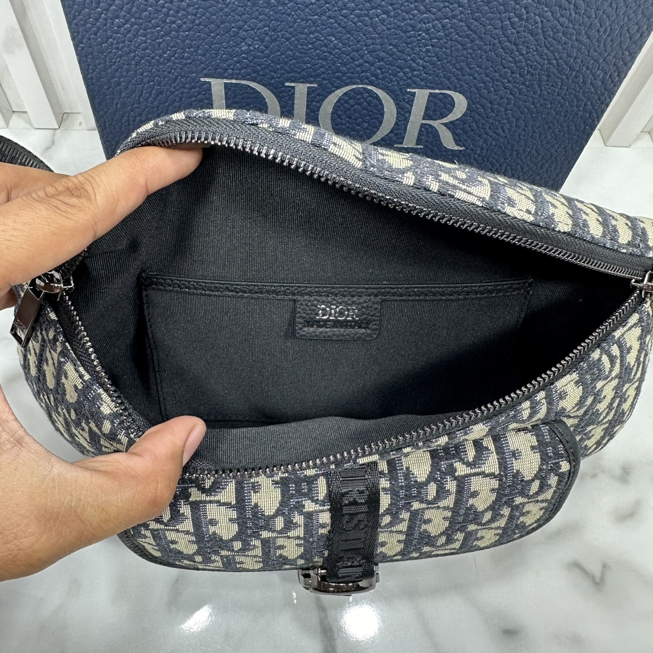 DIOR 8 waist bag Oblique jacquard fabric กระเป๋าสะพายคาดอก เอกลักษณ์ทอผ้าแจ็คการ์ดอย่างดี สวยสง่างามเหนือกาลเวลา มีไว้ไม่มีเอาท์ ท่านชายควรมีมากค่ะ