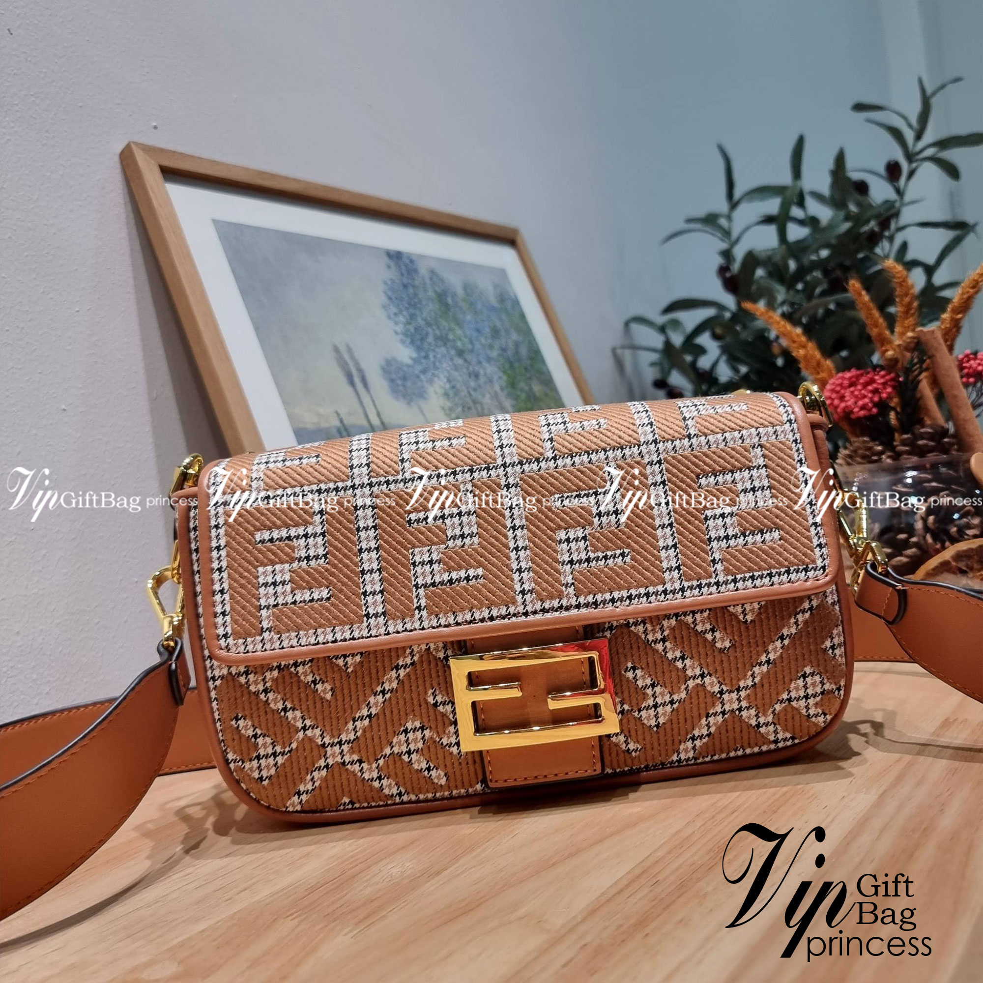 FENDI BAGUETTE MONOGRAM PRINT SHOULDER BAG / FENDI Baguette Brown houndstooth wool bag with FF embroidery อีกหนึ่งรุ่นใหม่ ปังไม่ไหวจ้าแม่!! กระเป๋าสะพายทรงแบคเกตต์ ดีไซน์ลวดลายรอบใบ มี texture โดดเด่นน่าใช้ ดูหรูและคลาสสิค