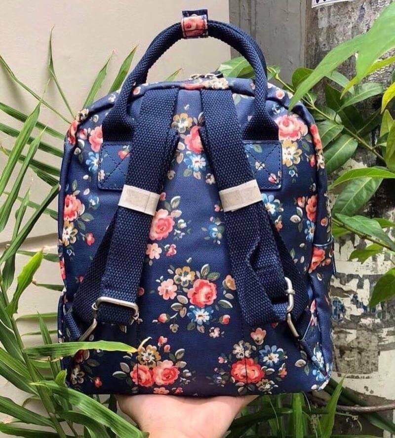 Cath Kidston Multi Strap Backpack กระเป๋าสะพายเป้รุ่นมินิ แบรนด์ดังสไตล์วินเทจสุดฮิต วัสดุ Canvas เคลือบกันน้ำสามารถเช็ดทำความสะอาดง่าย เปิดปิดกระเป๋าด้วยซิปสะดวกใช้ ด้านหน้าประดับโลโก้แบรนด์สวยโดดเด่น พร้อมช่องซิปด้านหน้ากระเป๋าอีกหนึ่งช่องใช้งาน ด้านในโ