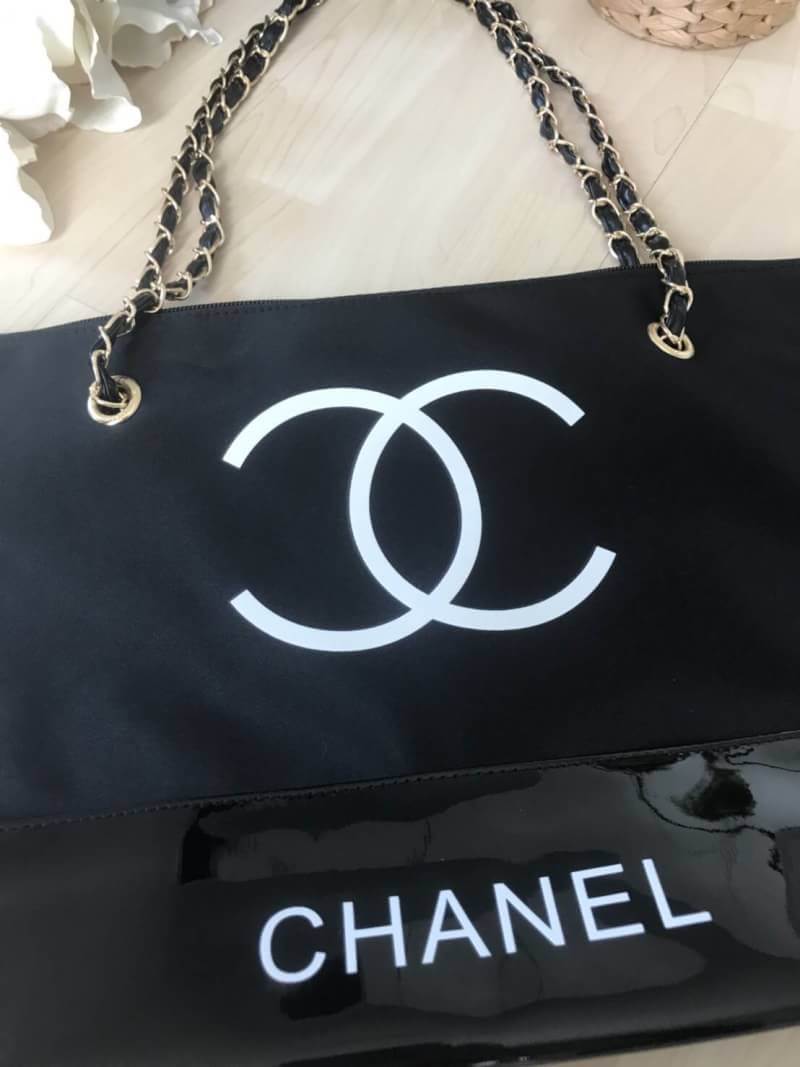 New Gorgeous☆☆ กระเป๋าใบใหญ่ทรง Tote จากแบรนด์ Chanel VIP gift Bag ทำจากผ้าหนา Polyester ฐานล่างกระเป๋าทำจากหนังแก้วผิวมันเงา สวยหรู สกรีนโลโก้ชาแนลหน้าหลัง หัวซิปปั้มโลโก้ ด้านในเป็นช่องกว้าง และมีอีกหนึ่งช่องเก็บของ รุ่นนี้สะพายไหล่เป็นสาย