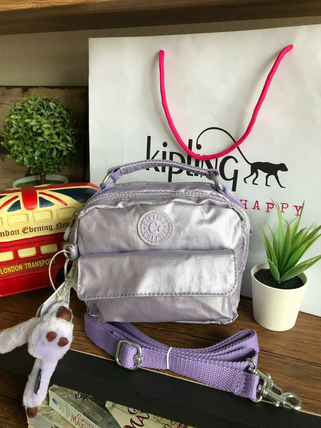 💕 Kipling Messenger Bag กระเป๋าสะพายทรงเหลี่ยมรุ่นใหม่!!ขนาดมินิ สามารถสะพายสายคู่ สายเดี่ยวและเป้ มีหลายช่องใช้งาน ด้านหน้าเป็นช่องเล็กใส่ของจุกจิก ซิปคู่ด้านหน้าภายในมีช่องเล็กแยกเป็นสัดส่วน ซิปเดี่ยวด้านหลังกว้างเพิ่มช่องใส่ของได้อีก1ช่อง ขนาดก