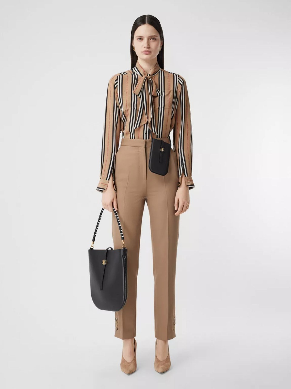 NEW ARRIVALS 2021!! BURBERRY BLACK STAP PHONE CASE Purchase Limited Edition (GWP) พรีเมี่ยมกิ๊ฟจากน้ำหอม BURBERRY วัสดุ PVC Leather สวยหรูอยู่ทรงมีโลโก้แบรนด์ด้านหน้า มีสายคาดประดับแบรนด์