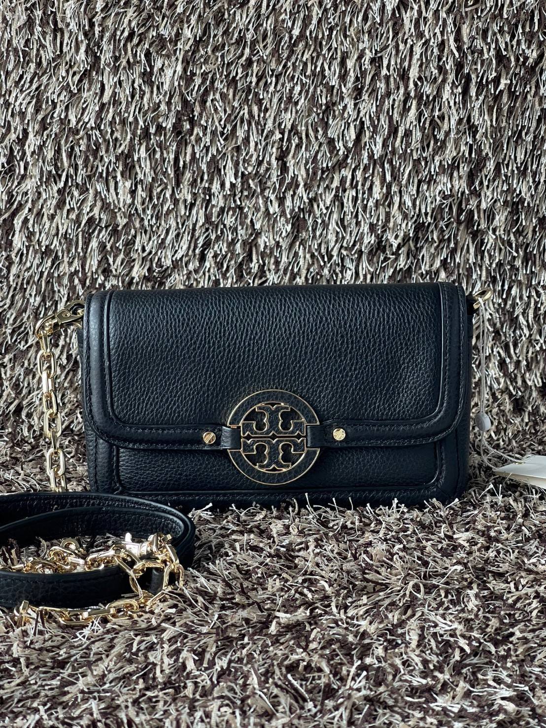 Tory Burch mini Amanda Leather crossbody bag กระเป๋าสะพายทรงครอสบอดี้ ที่ดูเรียบง่ายแต่ยังคงเสน่ห์ความเป็นTory ด้วยโลโก้ที่เป็นซิกเนเจอร์ มีฟังก์ชั่นการใช้งานที่ง่าย และคล่องตัว ทำให้สะดวกใช้งานได้ทุกที่ทุกเวลา สุดคลาสสิกและดูแพงด้วยโลโก้ด้านหน้าอะไหล่สีท