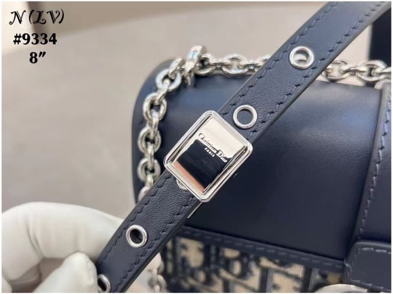 DIOR 30 Montaigne East-West Bag with Chain กระเป๋าสะพายรุ่นใหม่ ฝาพับแบบหนังสวยหรู ขนาดน่ารักสุดฮอต ที่สาวๆต้องไม่พลาด ทรงสวยมีกิมมิคในตัว ดูแพง ดีไซน์ย้อนยุคเป็นเอกลักษณ์