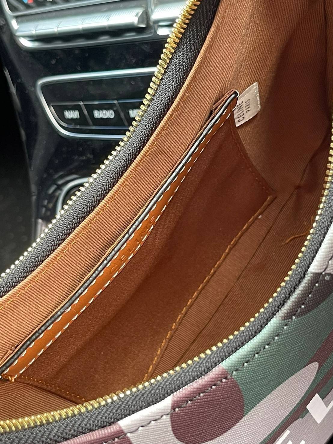 VIP 】Celine Ava Bag In Canvas With Camouflage And Celine Print รุ่นนี้ออกแนวสายลุยแต่ยังคงความคลาสสิกทั้งลายที่แสนโดดเด่น และสายแบบเข็มขัดก็เข้ากันได้ดีสุด ๆลวดลายcamo แบบสะดุดตา การใช้งานไม่ซับซ้อน ตอบโจทย์สำหรับหากสาว ๆ คนไหนที่กำลังมองหากระเป๋าสะพายไหล