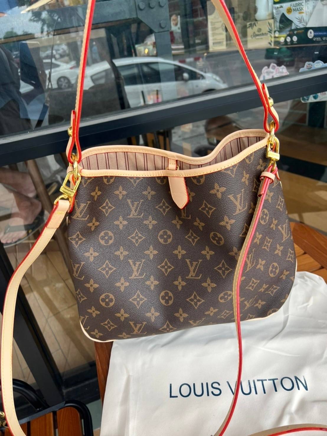 Louis Vuitton Monogram Delight Canvas กระเป๋าสะพายข้างทรงสูงใบใหญ่หนังแกะสังเคราะห์ หูหิ้วปั้มโลโก้ ด้านในมี1ช่องซิป 1ช่องใส่ของจุกจิ๊ก อะไหล่ทองหรูหรา มีสายยาว ถอดสายได้ ปรับระดับได้ จุของได้เยอะ หรูหรา สวยงาม เหมาะกับทุกโอกาศ ต้องมีติดตู้ห้ามพลาดเลยค่า