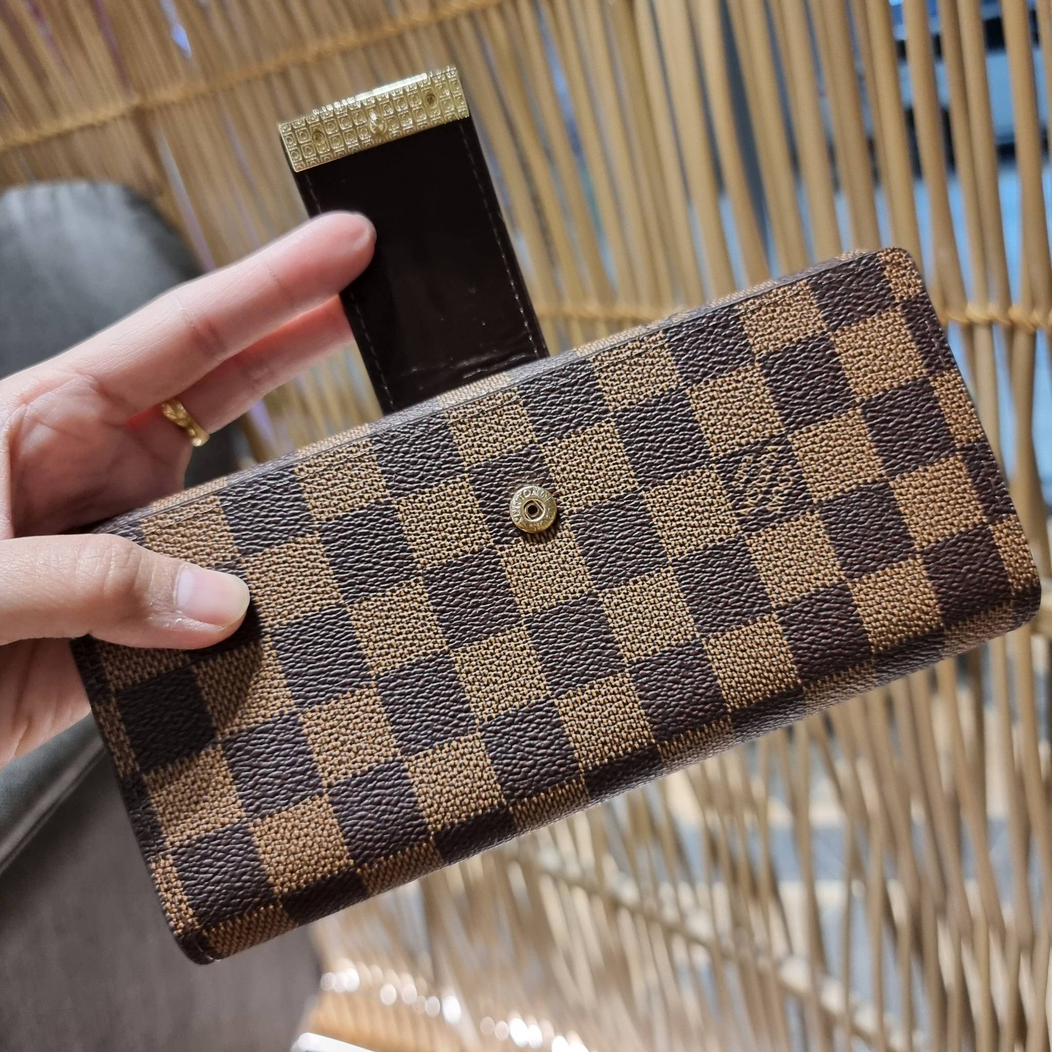 VIP 】ได้เวลาเปลี่ยนกระเป๋าสตางค์รับทรัพย์กันแล้ว!! LV vip wallet กระเป๋าสตางค์พรีเมี่ยมกิ๊ฟ เป็นไอเท็มหายาก ที่สาวๆต้องว้าว!! ใบยาวขนาดกำลังเหมาะมือ ถือแล้วขับผิวทุกสี วัสดุหนังแคนวาส ทนทาน เปิด-ปิดด้วยกระดุม ภายในมีช่องใส่บัตรเยอะมาก แบ่งสัดส่วนสวย ใส่ธน