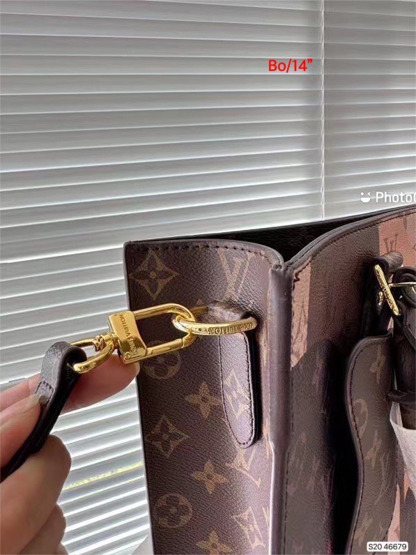 LV Sac Plat NV / LV Tote Bag พร้อมส่ง กระเป๋าสะพายมินิโท้ท ลิมิเต็ดลายใหม่ ฉีกทุกกฏเพราะใช้ได้แบบยูนิเซ็กส์ ใช้งานได้ง่ายด้วยหูจับ พร้อมสายสะพายยาวถอดออกได้