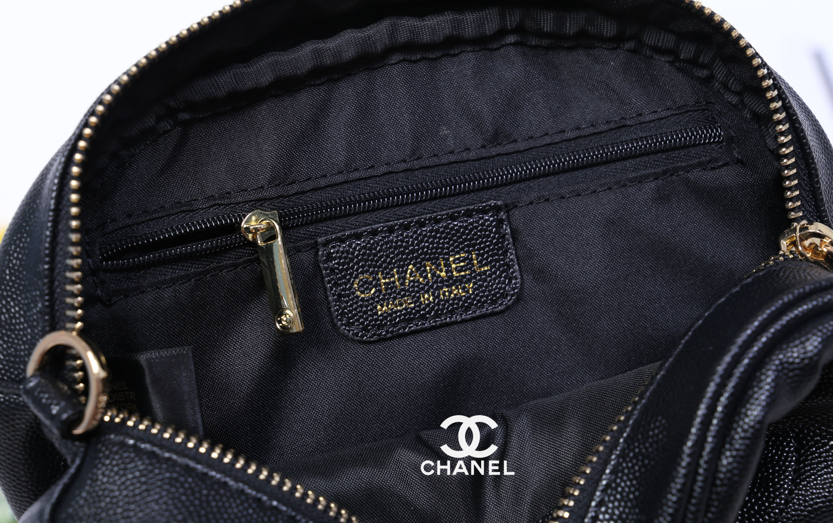CHANEL waist and crossbody bag with 2 straps / Chanel Belt Bag กระเป๋าสะพาย หรือคาดเอวด้วยเข็มขัด วัสดุทำจากหนังพรีเมี่ยมลายคาเวียร์ทั้งใบด้านหน้ามีโลโก้แบรนด์
