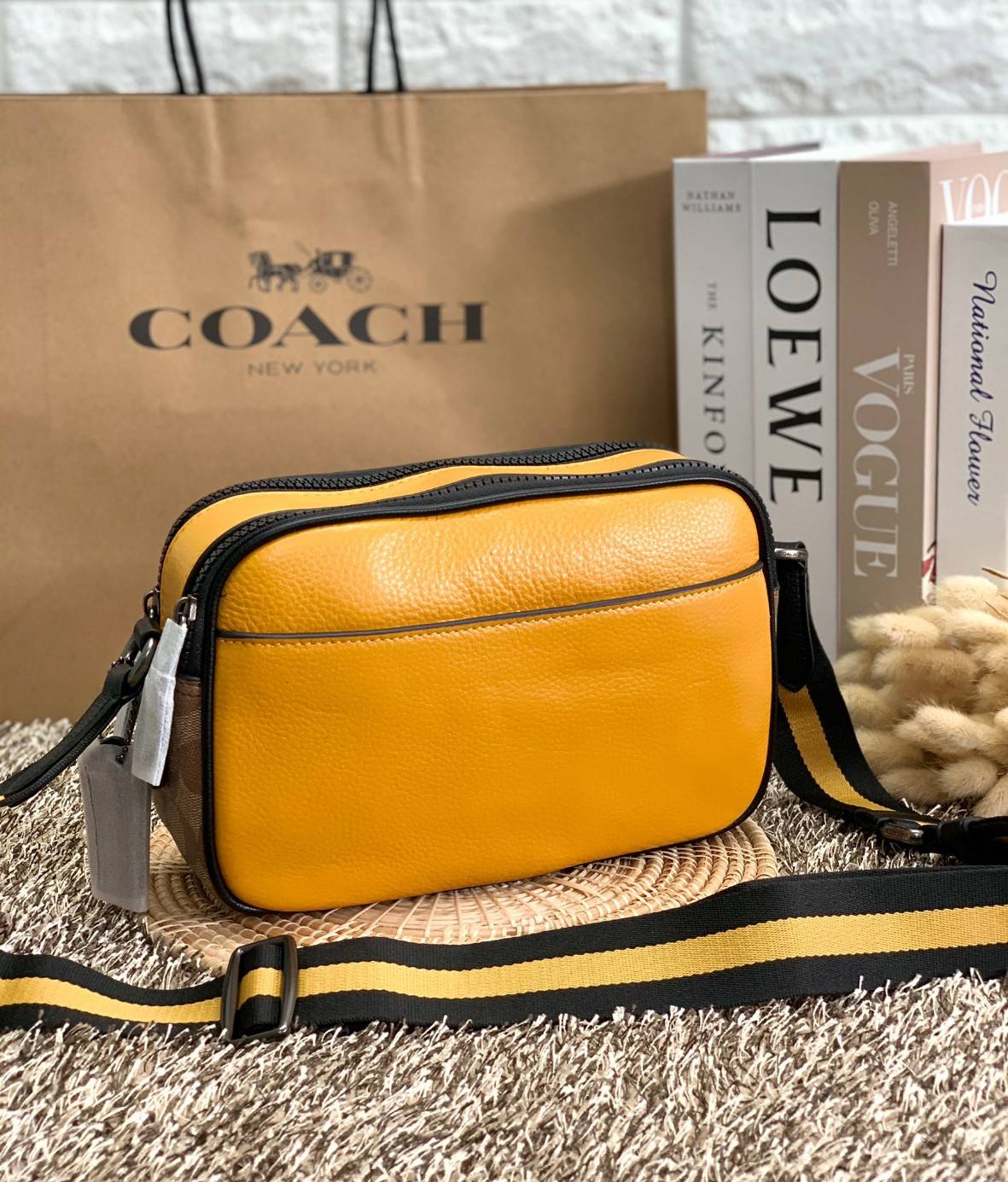 COACH X PEANUTS GRAHAM CROSSBODY WITH CHARLIE BROWN ((C4026)) พร้อมส่งที่ไทย สวยก่อนใครแน่นอน จำนวนจำกัด!! กระเป๋าสะพายแบบครอสบอดี้ร์ รุ่นนี้ใช้ได้ทั้งชาย//หญิงเลยนะคะ หนังแท้ลายหนังนิ่ม สวยงามมากๆ ด้านหน้ามีตัวการ์ตูนเป็นจุดเด่นของรุ่นเลยค่ะ ใช้งานแบบสอง