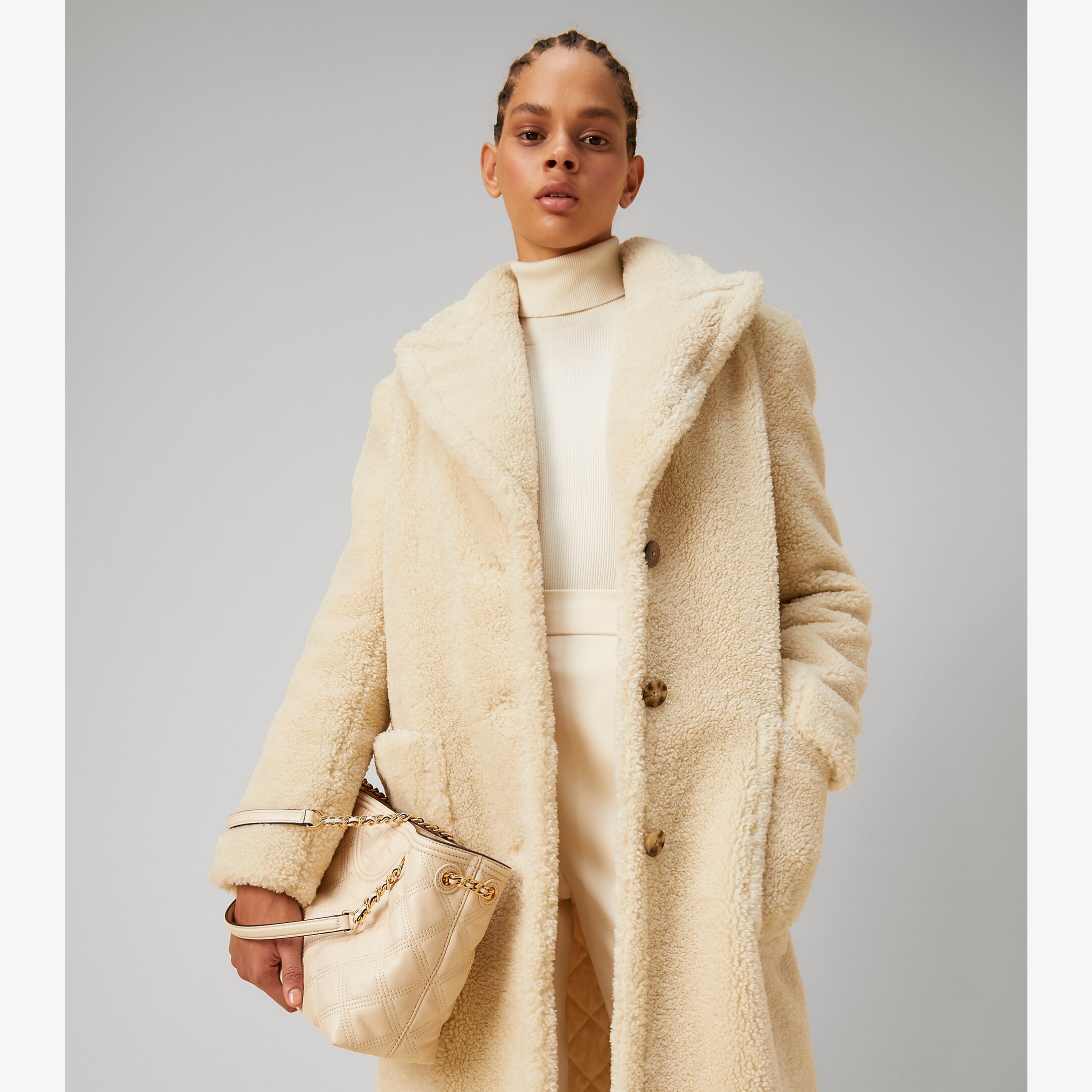 Tory Burch Fleming Soft Small Tote Bag เป็นกระเป๋าสะพายไหล่น่ารัก ๆ สักใบที่มีดีไซน์โดดเด่น สะดุดตา ใน Collection เรียกได้ว่าขายดีอันดับต้น ๆ ของแบรนด์ ใช้ได้ในลุคช์ทางการและกึ่งทางการ ดีเทลการตัดเย็บพิมพ์ลายนูนคู่กับแพทเทิร์นสี่เหลี่ยมทรงเพชร ที่ช่วยเพิ่