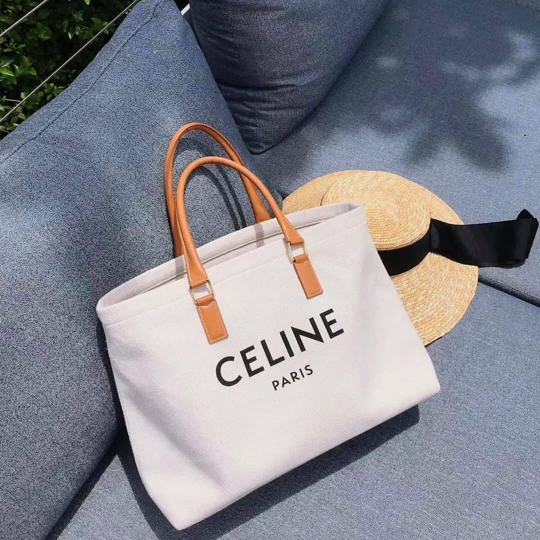 CELINE PHANTOM TOTE BAG VIP GIFT WITH PURCHASE (GWP) พรีเมี่ยมกิ๊ฟ Limited Edition จาก CELINE PERFUME DUTYFREE COUNTER วัสดุ Canvas & Grained cowhide ดีไซน์ทรง Shopping ขนาดใหญ่กำลังดี เนื้อหนาแข็งแรง น้ำหนักเบา โดดเด่นที่ห้อยTagแม่กุญแจอะไหล่ทองสามารถใช้