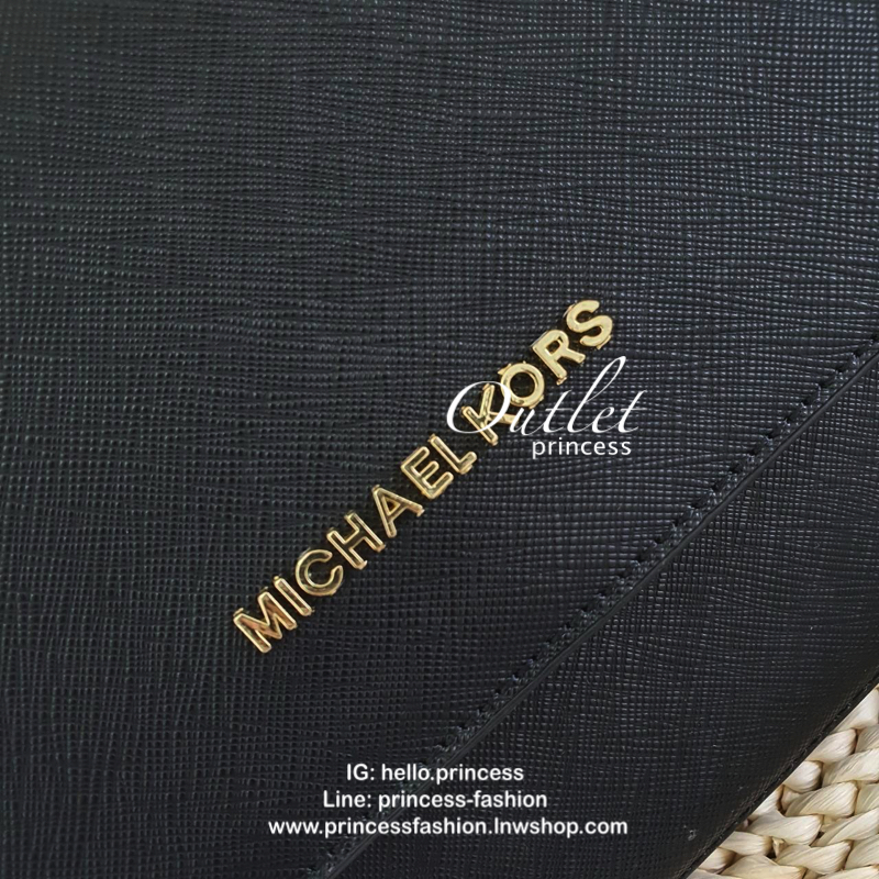 Michael Kors Crossbody Bag กระเป๋าสะพายแบบ crossbody หนังลาย saffiano เปิดปิดด้วยซิปแบรนด์ อะไหล่ทอง ด้านหน้าประดับโลโก้ โลหะแบรนด์ ด้านในบุผ้าแบรนด์สวยหรู น้ำหนักเบา มีช่องซิปใส่ของจุกจิกและช่องใส่มือถือ มาพร้อมสายสะพายยาวโซ่ทอง+หนัง ปรับได้หลายระดับ ขนา