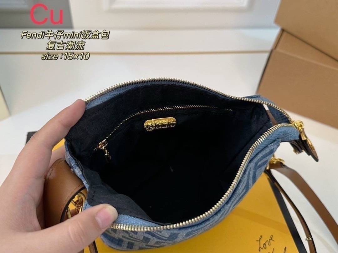 Fendi Tobacco Monogram FF Logo Zucca Buckle Belt Boston Mini Bag Canvas Denim กระเป๋าสะพายไซส์มินิน่ารัก รุ่นแคนวาสเดนิม เปิดปิดด้วยตัวล็อคปั้มลายแบรนด์ ห้ามพลาดเลยค่ะใบนี้แนะนำสุดๆ