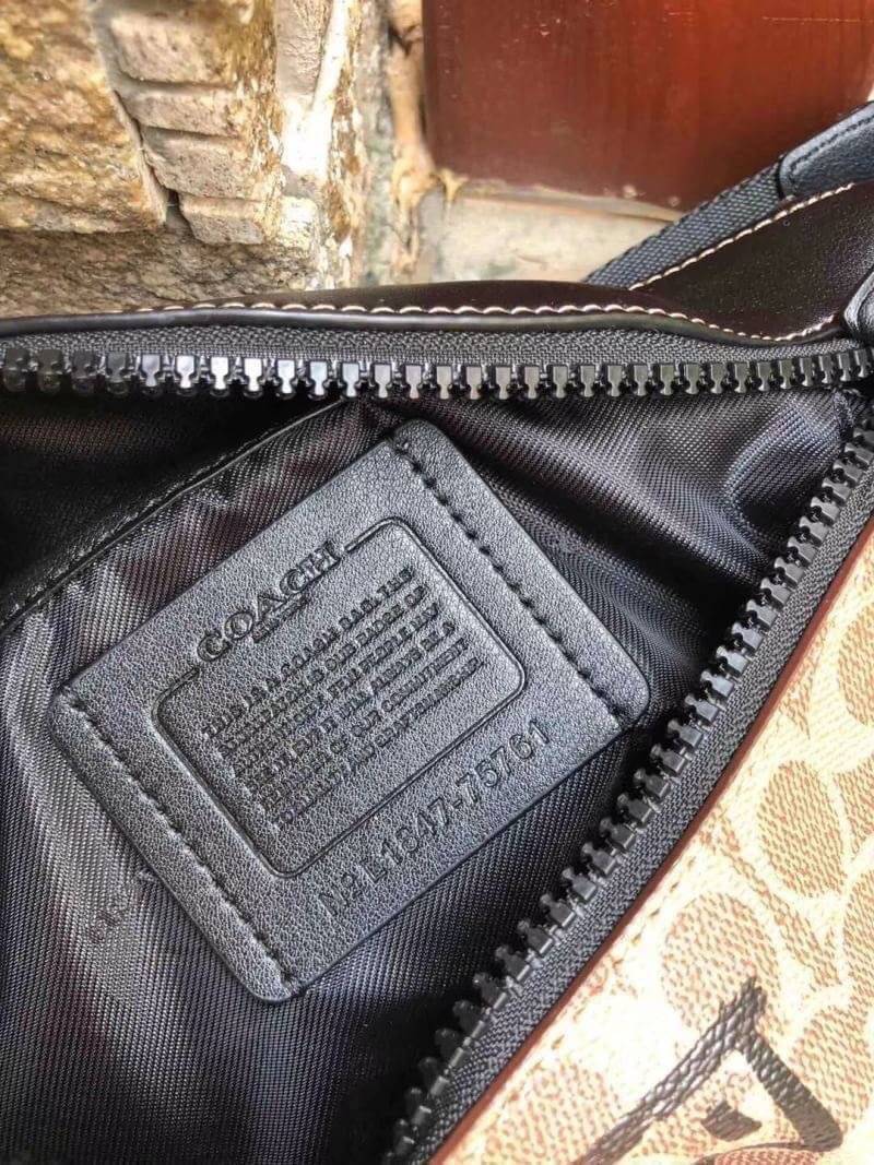 OUTTLET 】COACH Rivington Belt Bag In Signature Canvas With Rexy By Guang Yu (75761) กระเป๋าคาดอก หนังแท้เรียบ นิ่มสวย ด้านหน้าเด่นด้วยลายปริ้นท์เก๋เท่ มากๆค่ะ มีช่องซิปหลักให้2ช่องใส่ของได้จุเลยนะคะ สายคาดเลื่อนปรับแบบฟรีไซด์ค่ะ 📌ใบจริงสวย สะพายวั
