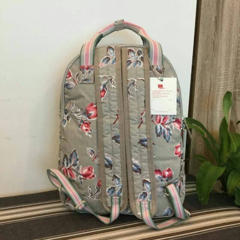 Cath Kidston Backpack Bag กระเป๋าสะพายสไตล์ vintage เป็นอีกรุ่นที่สาวๆ ถามถึงเยอะค่ะ วัสดุเป็น Canvas เคลือบ PVC กันน้ำ ทำความสะอาดง่าย น้ำหนักเบา เปิดปิดด้วยซิปรอบสะดวกใช้ ด้านหน้าประดับโลโก้ Cath Kidston พร้อมช่องซิปเล็กด้านนอกใส่กระเป๋าสตางค์ มือถือได้