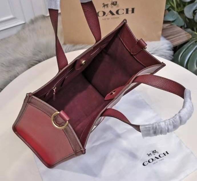 OUTLET 】COACH DEMPSEY TOTE IN SIGNATURE JACQUARD COACH C1917 Dempsey Field Tote คอลเลคชั่นใหม่ เอาใจสายคุณหนู กระเป๋าทรงโท้ท ไซส์กำลังสวย น่ารักน่าใช้มากๆ ฟังก์ชั่นการใช้งานสะดวกที่สุด มีทั้งสายคล้องในตัว และสายครอสบอดี้ วัสดุผ้า jacquard สลับหนัง pepble 