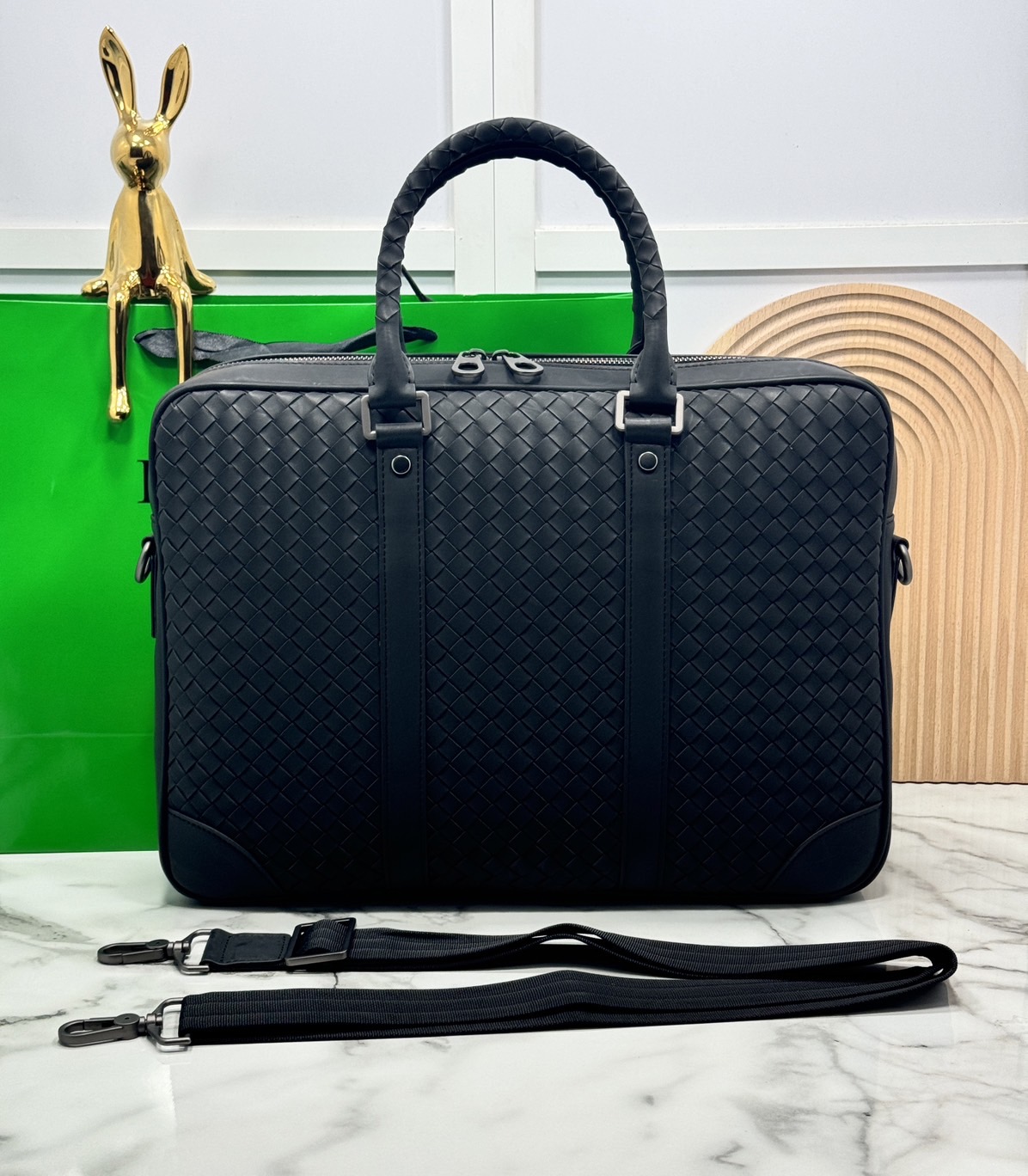 ORI หนังแท้ | Bottega Getaway Slim Intrecciato Leather Briefcase / Bottega Messenger Bag กระเป๋าใส่เอกสาร กระเป๋าทรงแมสเซ็นเจอร์ สวยเรียบหรูคลาสสิกเป็นเอกลักษณ์ โดดเด่นด้วยงานสานตาราง ดีไซน์เรียบง่าย แต่ดูแพง ไอเท็มสุดปัง!!