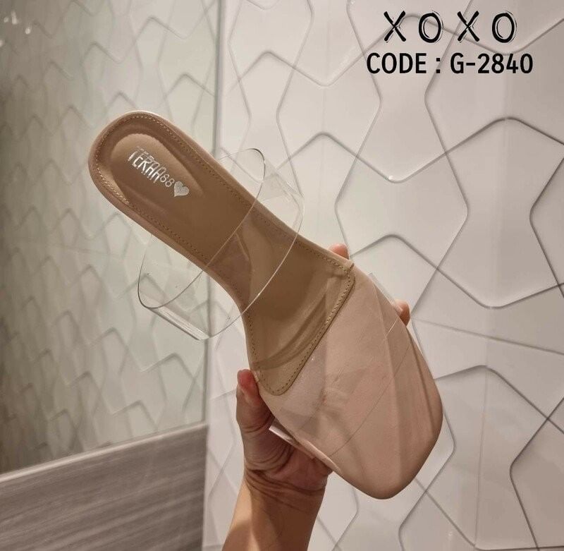 รองเท้างานสวม สไตล์รองเท้าแก้ว สวย โดดเด่น เปรี้ยว สีพื้น หนังสีสด คาดพลาสติกใสอย่างดี เนื้อนุ่ม ส้นพลาสติกแก้วใส แมทส์ชุดง่าย ใส่กับเสื้อผ้าได้หลากหลาย