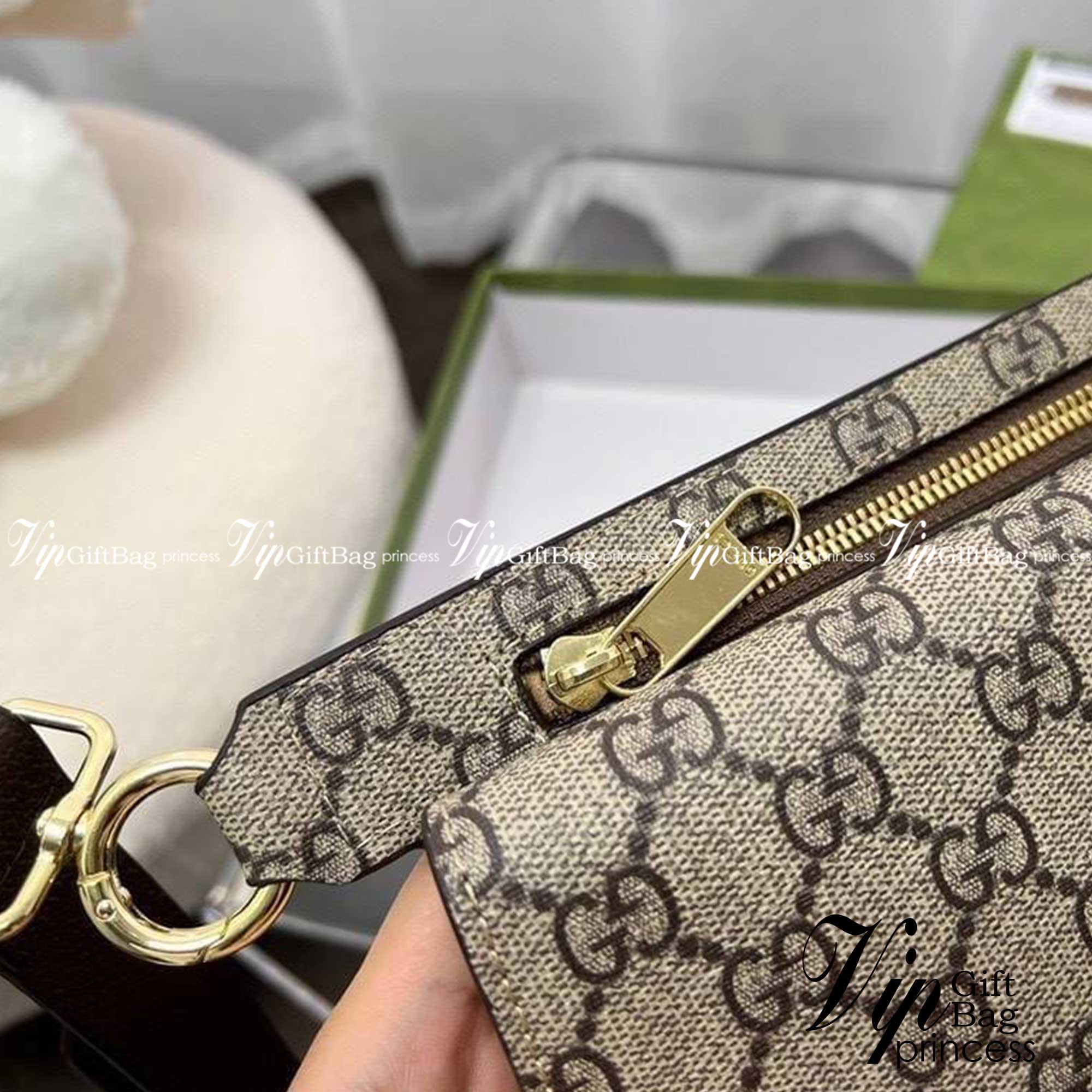 Gucci Blondie belt bag กระเป๋าสะพาย หรือคาดอก คาดเอวได้ คุ้มมากในใบเดียวค่ะ เป็นรุ่น unisex ใช้ได้ทั้งชายหญิง เท่ๆ คูล เลยค่ะ ภาพถ่ายจากงานขายจริง ใช้งานต่างประเทศได้