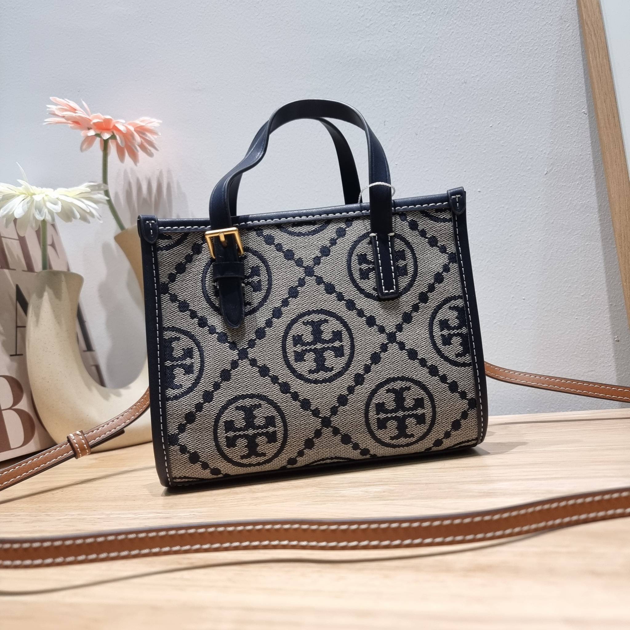 TORY BURCH MINI T MONOGRAM SQUARE TOTE รุ่นใหม่ล่าสุด คิ้วท์กว่าใคร! กับไอเท็มโมโนแกรมสุดฮิต กระเป๋าทรงโท้ทไซส์มินิ น่ารักน่าใช้มากๆ ให้คุณได้เพลิดเพลิน และคล่องตัวมากๆ