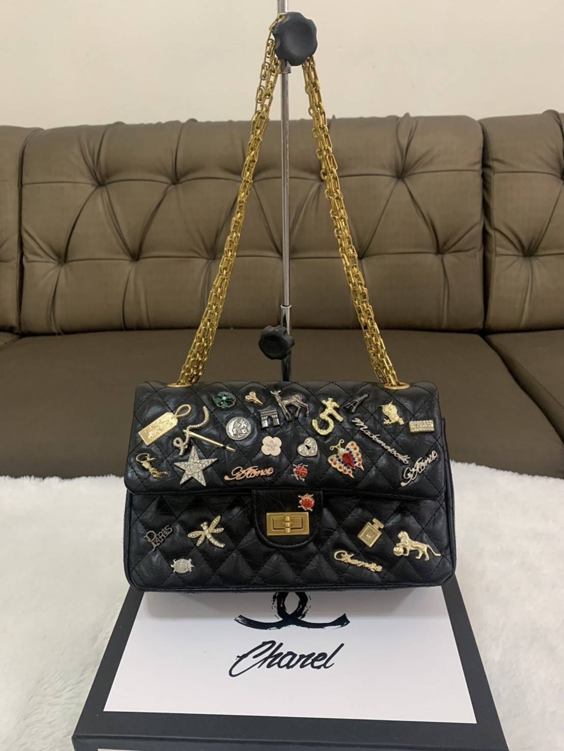 CHANEL ! Chanel Black Quilted Leather Limited Edition Lucky Charm Reissue Classic Bag กระเป๋าทรงคลาสสิคมาใหม่จาก Chanel วัสดุหนังแกะนิ่มกึ่งสังเคราะห์ ดีไซต์เป็นเอกลักษณ์ที่น่าจดจำ ด้านหน้าตกแต่งด้วยรูปสัตว์สิ่งของนำโชค อะไหล่ทอง มาพร้อมสายสะพายโซ่ทักทอเป