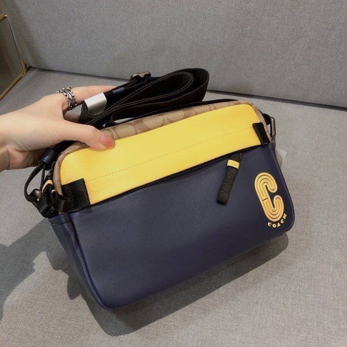 COACH EDGE CROSSBODY IN SIGNATURE CANVAS กระเป๋าสะพายครอสบอดี้ร์ วัสดุหนังแท้ หนังนิ่มอย่างดีค่ะ ด้านหน้ามีช่องซิปซ่อนให้หนึ่งช่อง เปิดปิดช่องหลักแบบซิปคู่ภายในกว้าง ใส่ของได้จุเลยนะคะ มีช่องซิปและช่องเล็กให้อีก2ช่อง;ด้านหลังกระเป๋าเป็นช่องโล่งใส่ของอีกช่