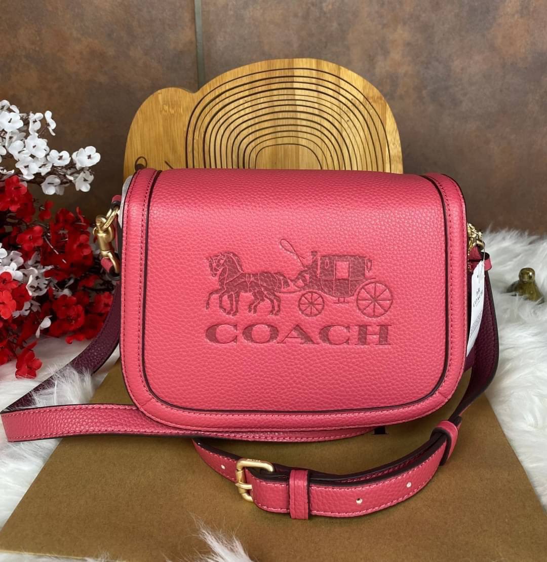 OUTLET 】COACH SADDLE BAG WITH HORSE AND CARRIAGE (COACH C4058) หนังกรวดละเอียดภายในกระเป๋ามัลติฟังก์ชั่น กระดุมแม่เหล็ก ซับในผ้านอกกระเป๋าเปิด สายสะพายถอดได้ สายสะพายยาว 22" สำหรับสะพายไหล่หรือ crossbody