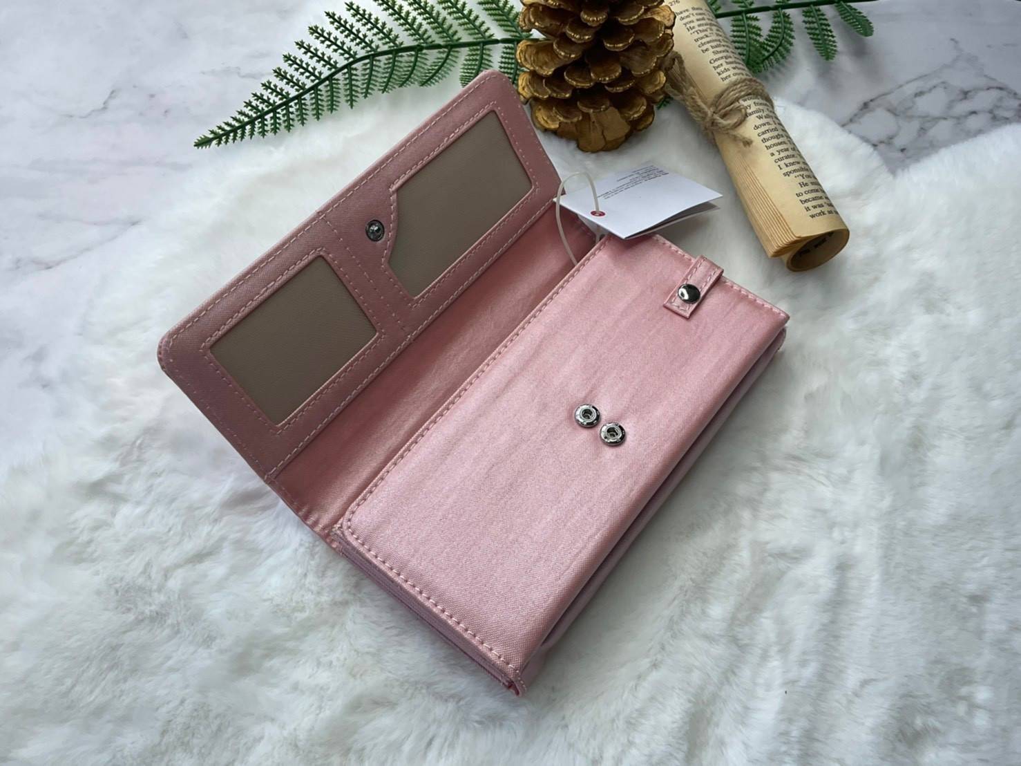 กระเป๋าสตางค์ยาว 3 พับตอน Kipling Brownie long tri-fold wallets กระเป๋าสตางค์ยาวแบบ3พับตอน วัสดุกันน้ำ เปิดปิดด้วยกระดุมแป๊ก มีช่องใส่ธนบัตรหลายช่อง ช่องเสียบการด์ได้ถึง13ช่องลายจุด และใส่รูปภาพได้อีก2ช่อง ช่องซิปใส่เหรียญ ช่องธนบัตร 3 ช่อง ที่จับหัวซิปปั