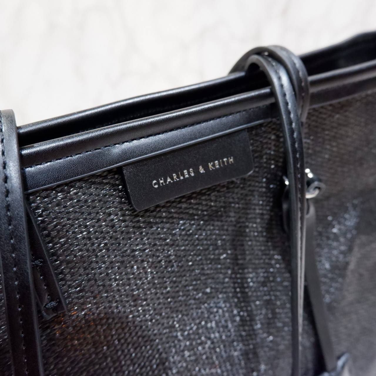 Charles & Keith Black Textured Tote Bag ฮอตฮิตตลอดกาลสำหรับรุ่นนี้ รุ่นยอดนิยม!! มากี่รอบกี่รอบก็ขายดี ใครไม่มีรุ่นนี้ติดตู้ไว้ถือว่าเชยมาก(!!) กระเป๋าสะพายทรง Shopping bag ใบใหญ่จุของได้ใจ น้ำหนักเบา โดดเด่นด้วย Textured วัสดุสานรอบใบ ตัดขอบหนัง สวยอยู่ท