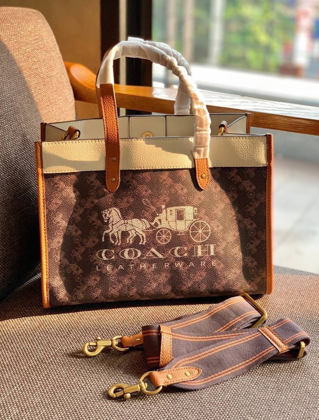 COACH FIELD TOTE 30 WITH HORSE AND CARRIAGE PRINTAND CARRIAGE BADGE 📣พร้อมส่งที่ไทย ใหม่ล่าสุด บอกเลยสีสวย สุดคลาสสิคมากๆ