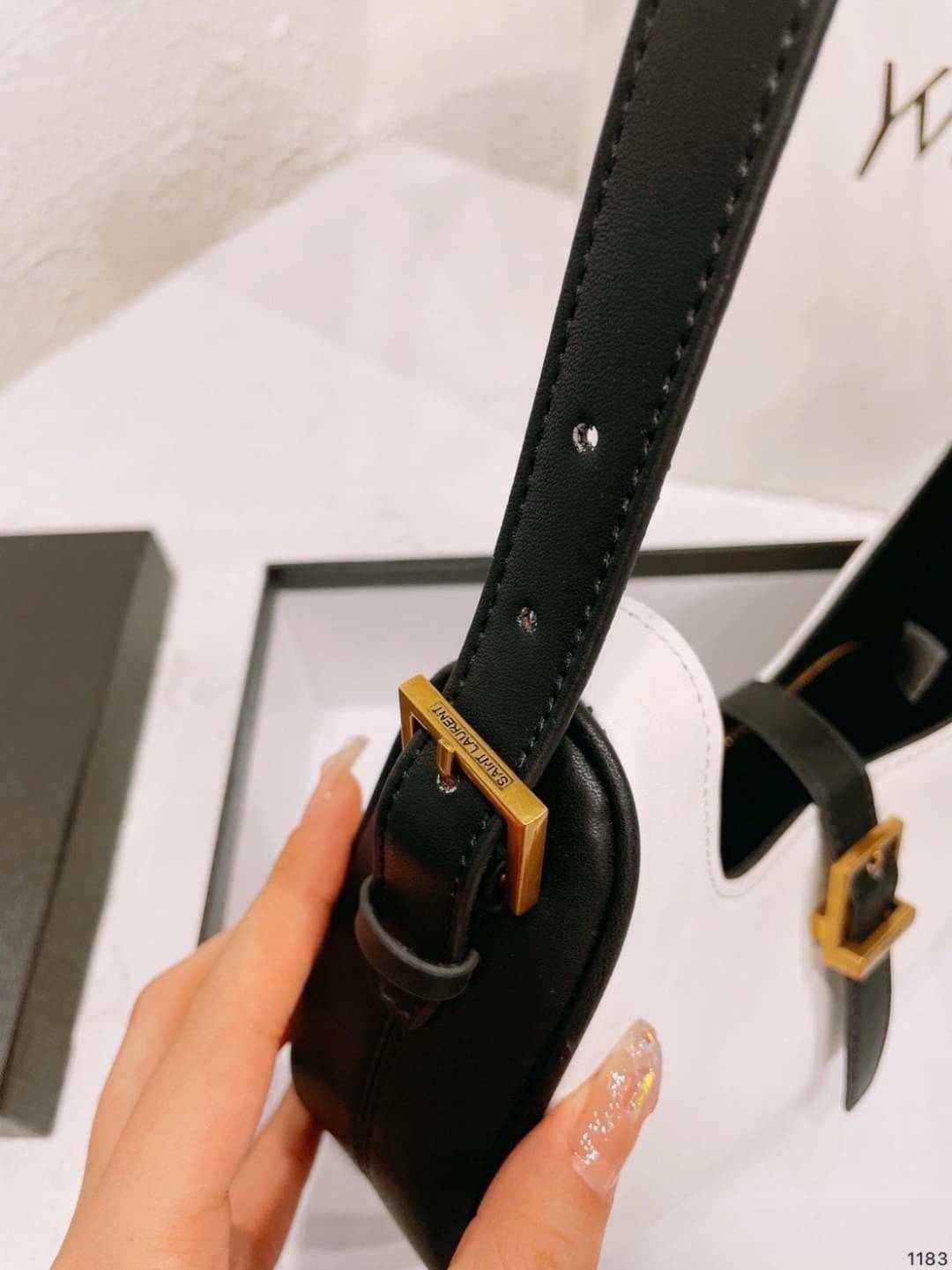 VIP 🥂 YSL HOBO LE FERMOIR / Yves Saint laurent le fermoir hobo bag in shiny leather กระเป๋าสะพายไหล่ ดีเทลหรู สวยครบทุกมุม ตอบโจทย์สาวๆทุกไลฟ์สไตล์ เพราะใช้งานได้ง่ายและสะดวก สัมผัสดีงามมากๆ น้ำหนักเบา ดูแพงที่สุด ปากกระเป๋ามีสายคาด กันของหล่นได้ร