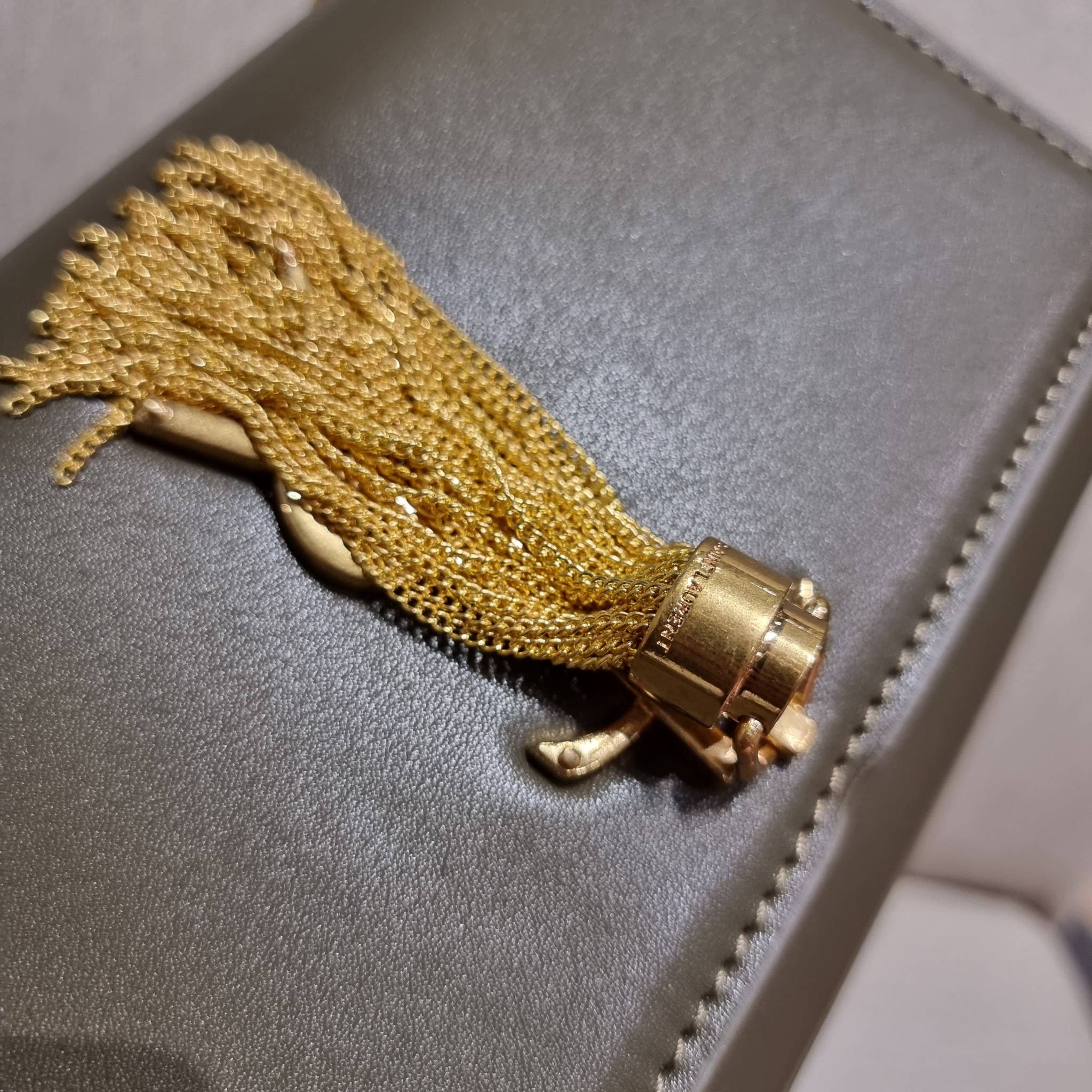 Yves Saint laurent small kate bag สุดหรู ทรง woc ที่แสนจะฮอตปรอทแตก ดีไซน์เรียบ แต่แอบมีดีเทลความหรูที่พู่ห้อยสีทองโดดเด่น เพิ่มความแพงอีกหนึ่ง วัสดุหนังแท้สัมผัสดีงาม ใช้งานง่ายเพียงแค่เปิด-ปิดด้วยกระดุมแม่เหล็ก ภายในเป็นช่องโล่ง มีช่องใส่บัตร ใส่มือถือ 