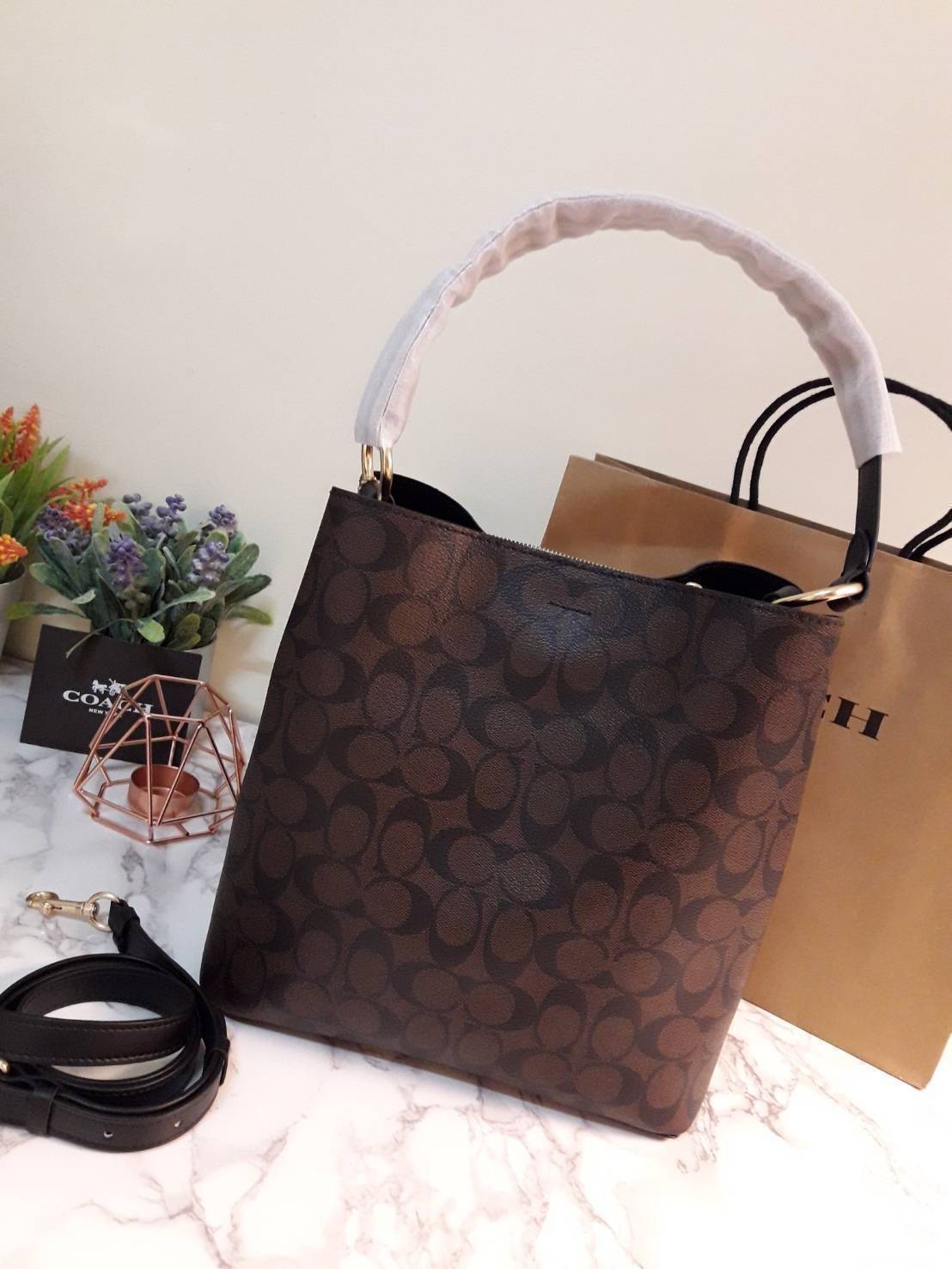 ใบใหญ่ 10" COACH TOWN BUCKET BAG IN SIGNATURE CANVAS (COACH 91512) 🌺 เป็นสีที่ขายดีมากๆ และหายากมากๆด้วย!! //ขนาด 10 นิ้ว ใส่ของได้จุใจ!! //กระเป๋าสะพายข้าง //วัสดุหนังแคนวาสอย่างดี หนังสวย อยู่ทรง มีสายสะพายยาว ใช้สะพายเป็นคลอสบอดี้ได้ สายยา