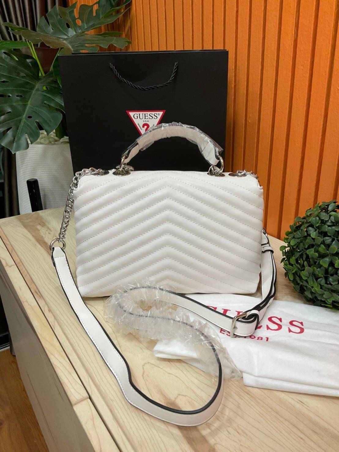 ของแท้ 💯% 】GUESS BLAKELY TOP HANDLE FLAP BAG กระเป๋สะพายรุ่นใหม่ล่าสุด รุ่นยอดนิยมสวยอยู่ทรง วัสดุหนังนิ่ม น้ำหนักเบา มีฐานกว้างตั้งอยู่ทรง ด้านหน้าประดับด้วยโลโก้แบรนด์สวยโดดเด่น