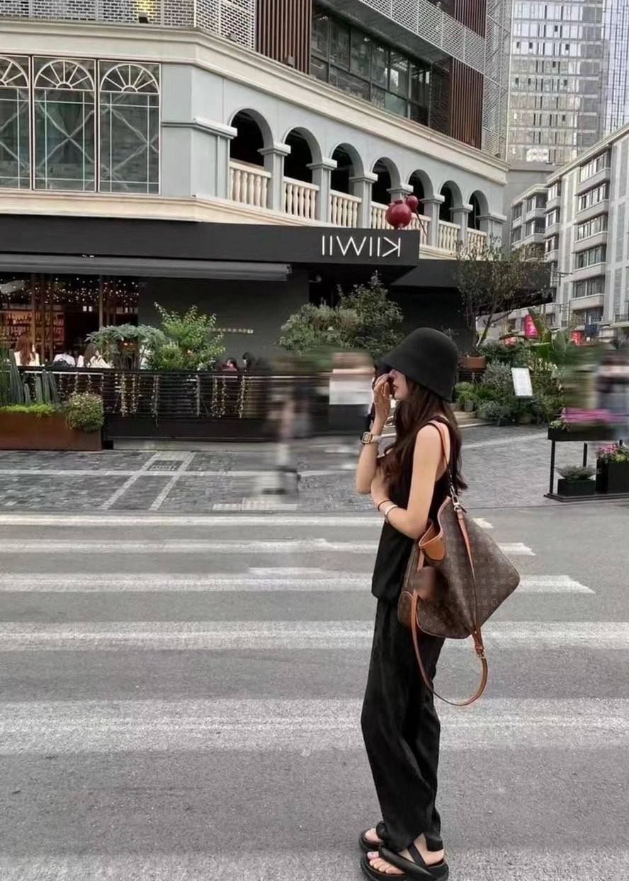 Louis Vuitton Monogram Delight Canvas กระเป๋าสะพายข้างทรงสูงใบใหญ่หนังแกะสังเคราะห์ หูหิ้วปั้มโลโก้ ด้านในมี1ช่องซิป 1ช่องใส่ของจุกจิ๊ก อะไหล่ทองหรูหรา มีสายยาว ถอดสายได้ ปรับระดับได้ จุของได้เยอะ หรูหรา สวยงาม เหมาะกับทุกโอกาศ ต้องมีติดตู้ห้ามพลาดเลยค่า