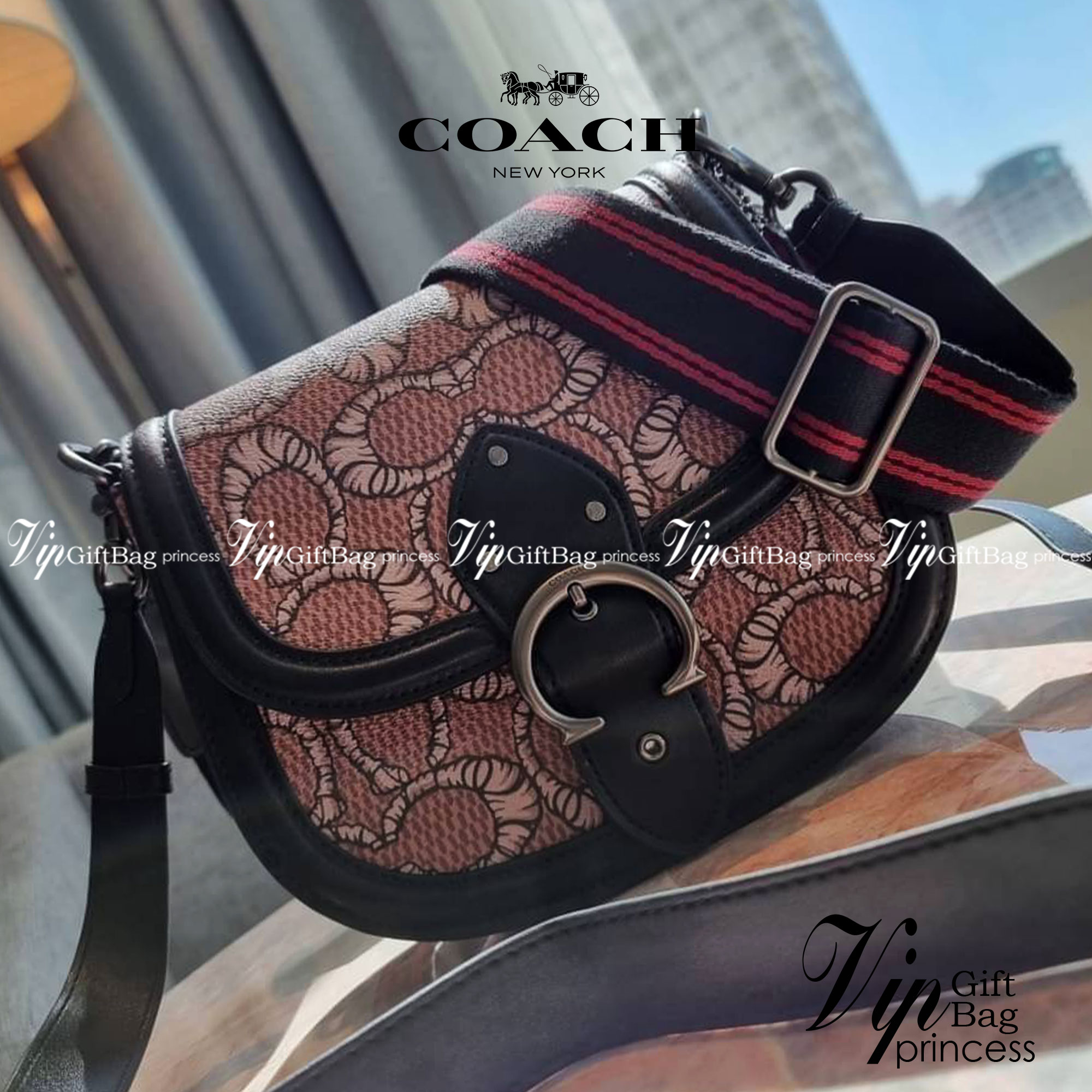 COACH C6972 COACH x MICHAEL B. JORDAN WITH BEAT SADDLE BAG คอลเลคชั่นใหม่ ดีไซน์สุดชิค มาให้สวยในไทยก่อนใคร กับกระเป๋าทรง saddle ที่พิเศษมากๆมาพร้อมสายสะพาย 2 เส้น ใช้คู่กันหรือแยกสะพายก็สวยครบสูตร กระเป๋าสะพายทรง saddle คลาสสิค วัสดุหนังแคนวาสสลับหนังแท้