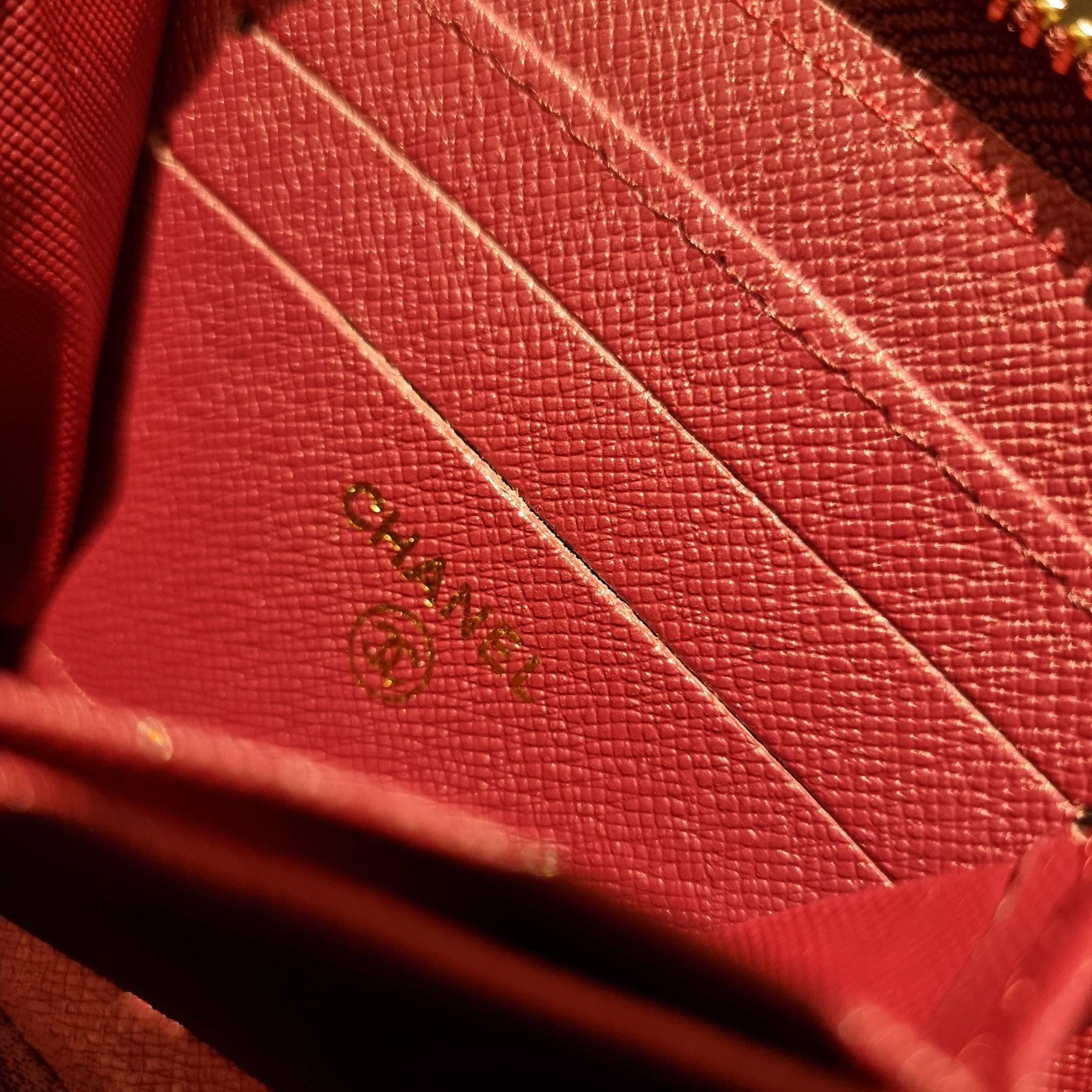 กระเป๋าสตางค์ใบสั้นรุ่นซิปรอบ จาก Chanel เรียบหรู ดูไฮน์ วัสดุหนังสังเคราะห์ลายคาร์เวีย ด้านในเป็นหนังซาฟเฟียโน่ เปิด-ปิดด้วยซิป รูดใช้งานง่าย ภายในกระเป๋ามีช่องใส่บัตร ใส่ธนบัตรได้ (แบบพับ) ดีไซน์เรียบหรูตามสไตล์ ใช้แล้วเฮง ใช้แล้วรวย จัดเลยจ้าา 🥰