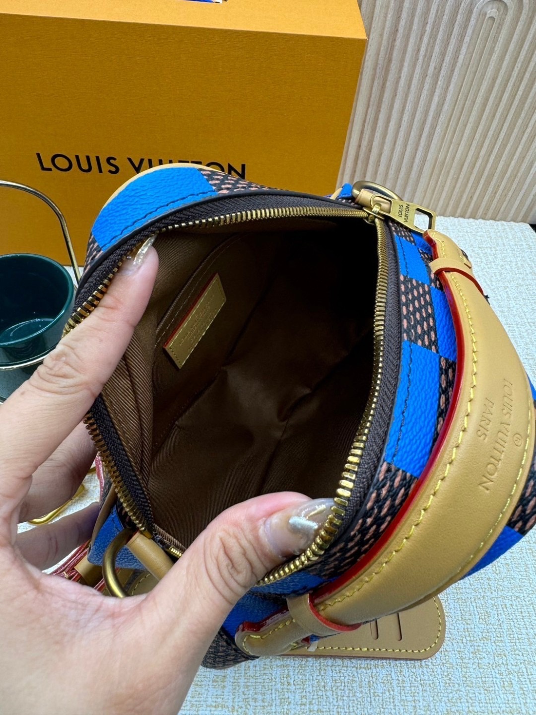LV Chess Messenger Bag Jaune Mat / Green / Red / Blue กระเป๋าสะพายแมสเซนเจอร์ทรงเหลี่ยมรุ่นใหม่ ลายตารางหมากรุก Damier เอกลักษณ์ของความหรู โทนสีสดใสมีชีวิตชีวา ปรับลุคปัง กับการมาของความไฮคลาสรูปแบบใหม่ สุดไอโคนิค