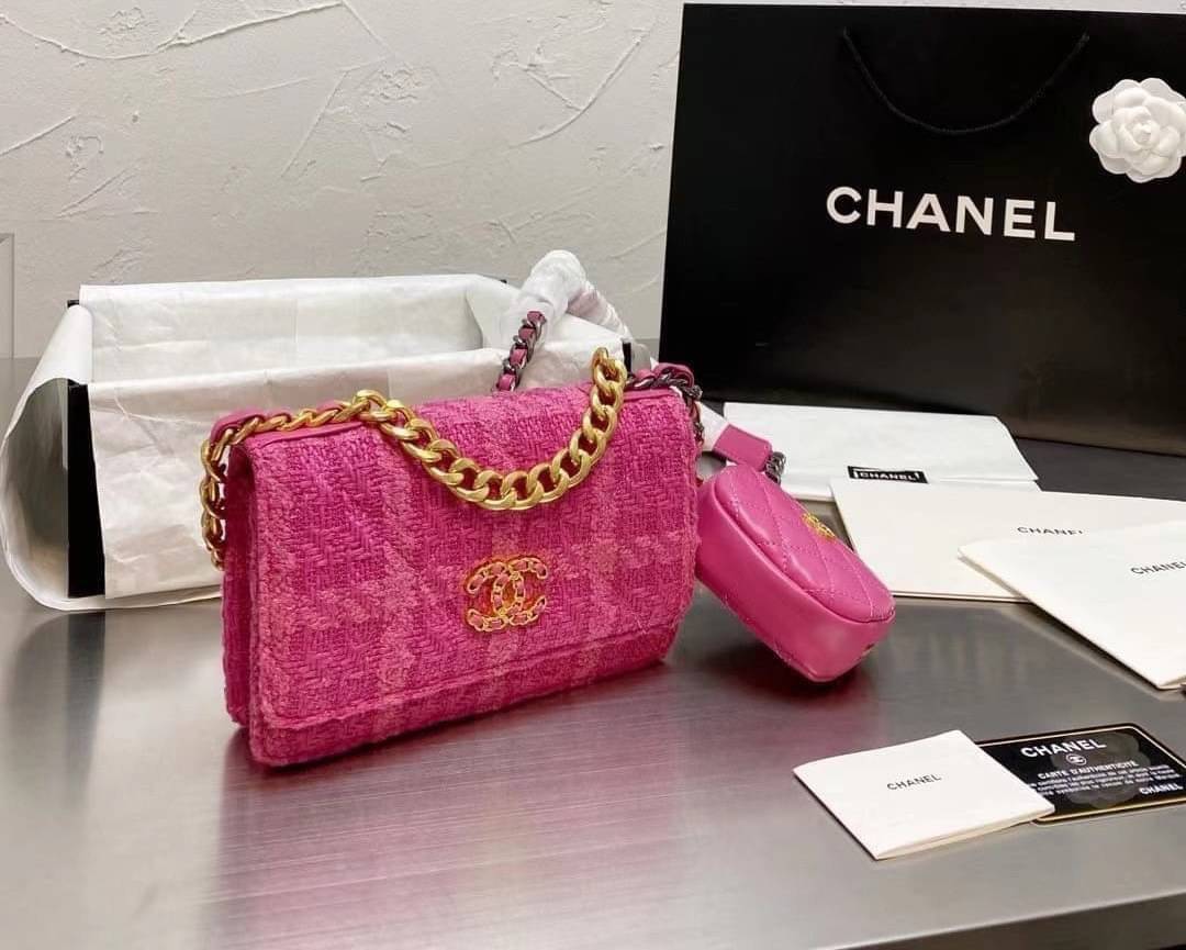 Chanel อเนกประสงค์ รุ่น Limited edition ลายวินเทจ พร้อมใบเล็ก หนังแท้ น้ำหนักเบา มีช่องใส่ของจุกจิก เปิดปิดด้วยฝาปิดกระดุม มีช่องใส่บัตร ช่องซิป ใส่กระเป๋าสตางค์ใบยาว ได้ค่ะ ตัวจริงสวยมากๆถูกใจรีบจองนะคะ ใส่มือถือได้ทุกรุ่น สายสะพายยาวคู่ สะพายได้สองแบบ ป