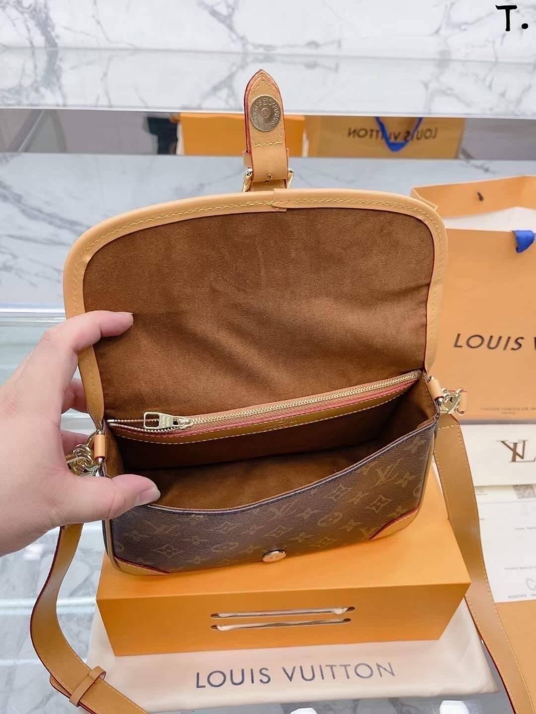 LV DIANE FLEECE BAG ใหม่กับรุ่นที่ทำมาจำนวนจำกัด ดีไซน์ต้อนรับอากาศเย็นๆช่วงส่งท้ายปี กับกระเป๋าสะพายทรงสวย ดีไซน์คลาสสิคซ่อนความหรู ด้วยการตกแต่งขนฟูนุ่ม วัสดุหนังแคนวาสตัดสลับหนังแท้