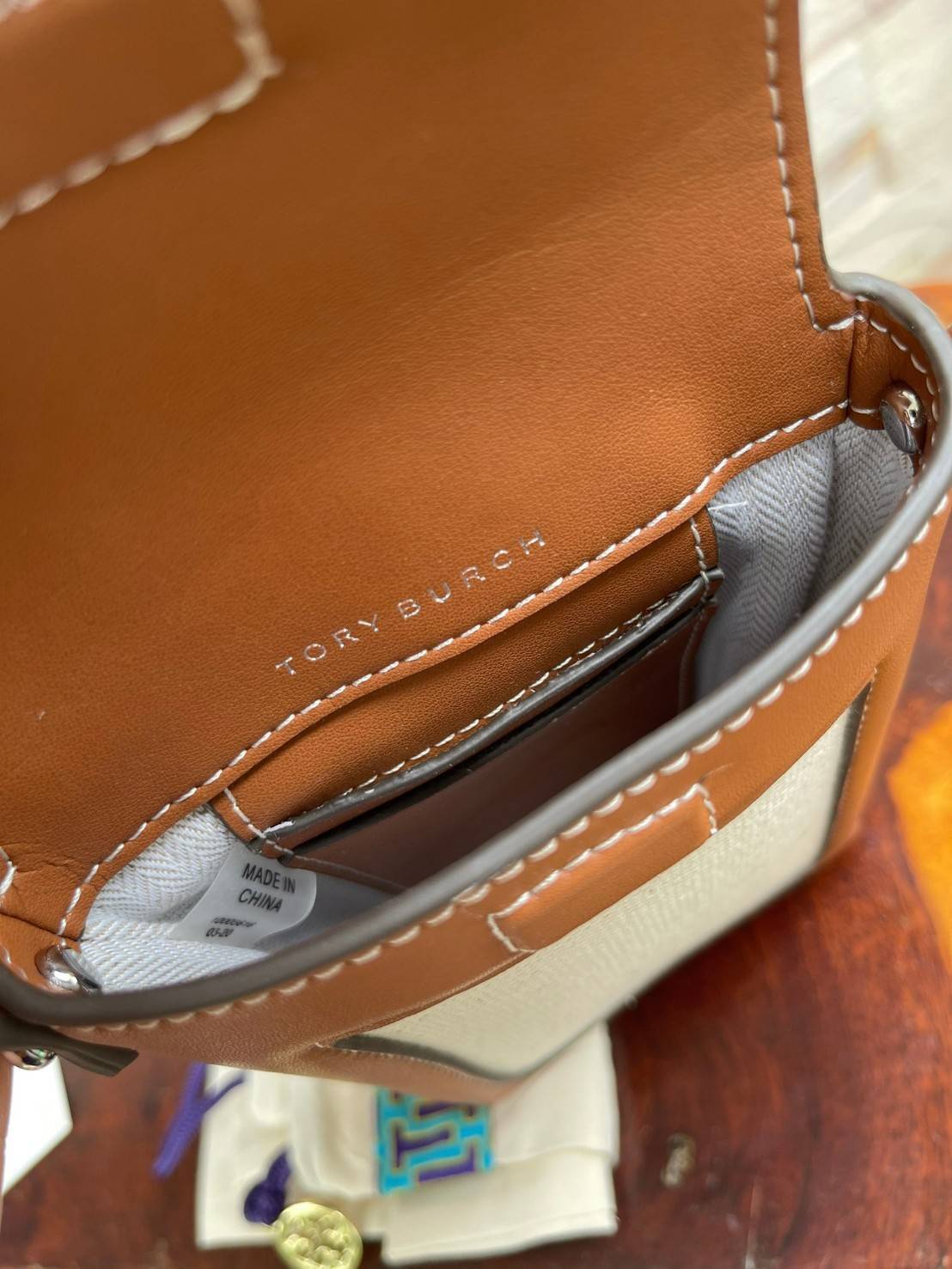 ของแท้ 💯% Tory Burch Miller Leather & Canvas Crossbody Phone Case ขึ้นชื่อว่ากระเป๋าสำหรับใส่มือถือหรือของจุกจิกต่างๆ โดยให้เหมาะกับการใช้งานนั้นมีไม่มาก คอลเลคชั่นนี้ออกมาเพื่อเอาใจสาวๆโดยเฉพาะ สีสันสุภาพ