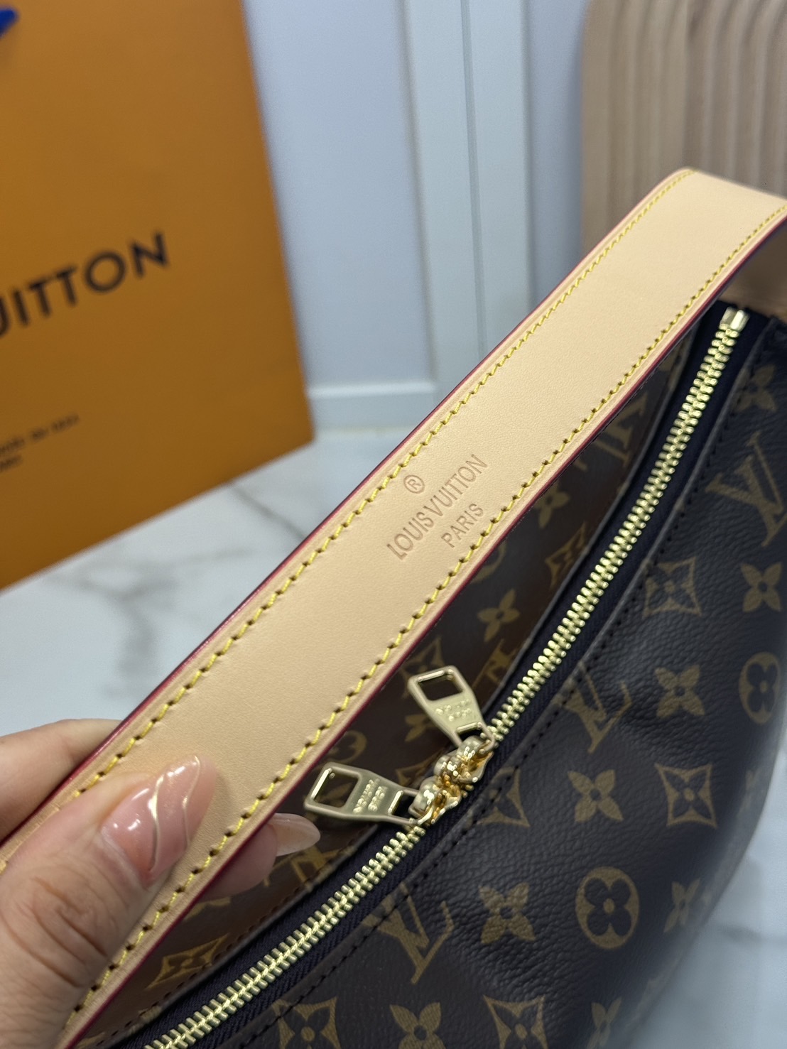 LV Slouchy PM Hobo bag 33 cm กระเป๋าถือ/สะพายไหล่ทรงโฮโบรุ่นใหม่ โดดเด่นด้วยรูปทรงอันเป็นเอกลักษณ์ เหมาะสำหรับพกพาเดินทางและใช้งานทุกวัน