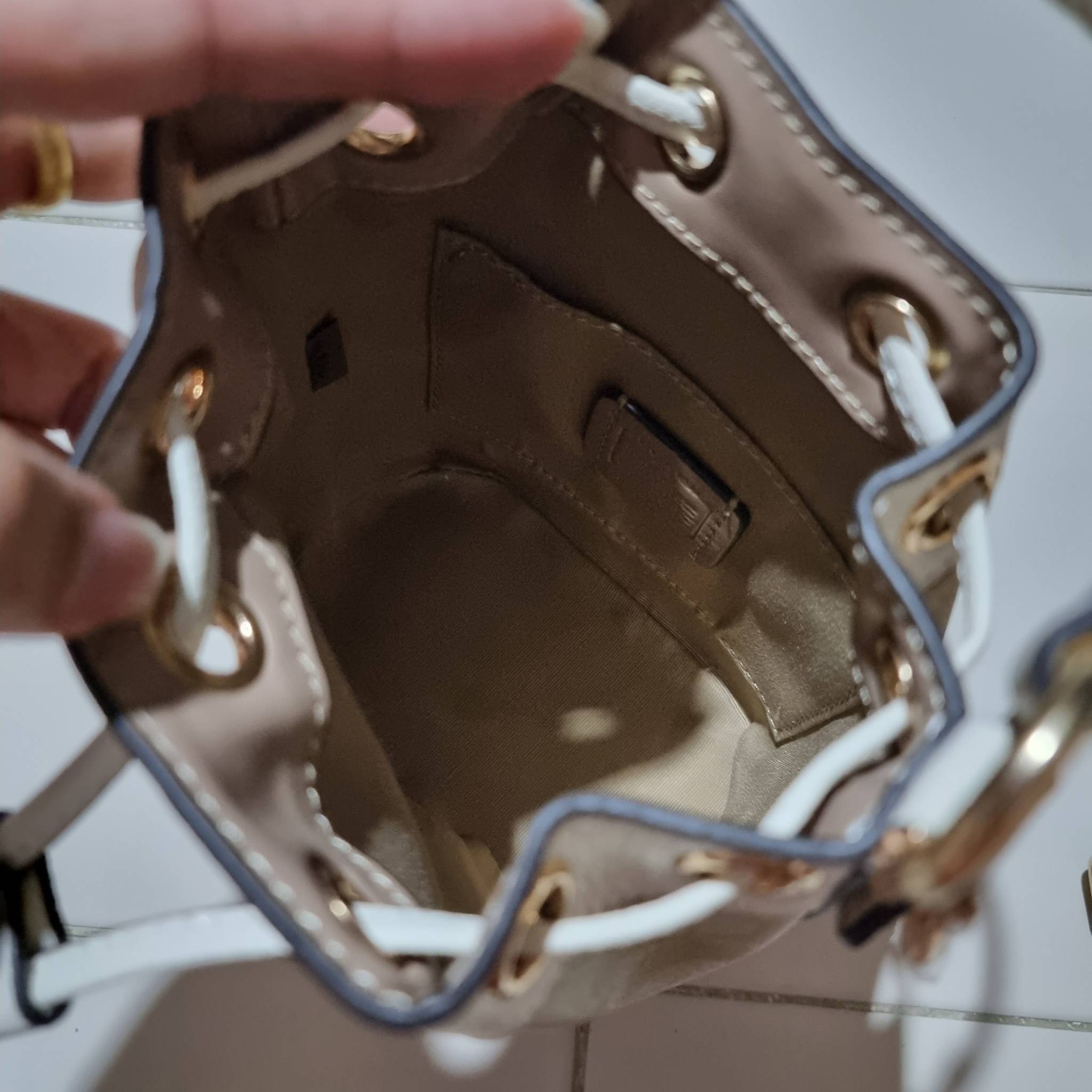 COACH C5121 DEMPSEY 15 DRAWSTRING MINI BUCKET BAG น้องคนสวยมาใหม่จ้า รุ่นใหม่กริ๊บ!! ยังไม่เข้าช็อปไทย ละมุนคุณหนูต้องมาแล้วแหละ กระเป๋าทรงถังไซส์มินิ ใช้งานง่ายด้วยการรูดหนังปิดรอบปากกระเป๋า ทุกอย่างลงตัวที่สุด!! มาพร้อมตัวห้อยรูปหัวใจสีทองกุ๊กกิ๊ก น่ารั