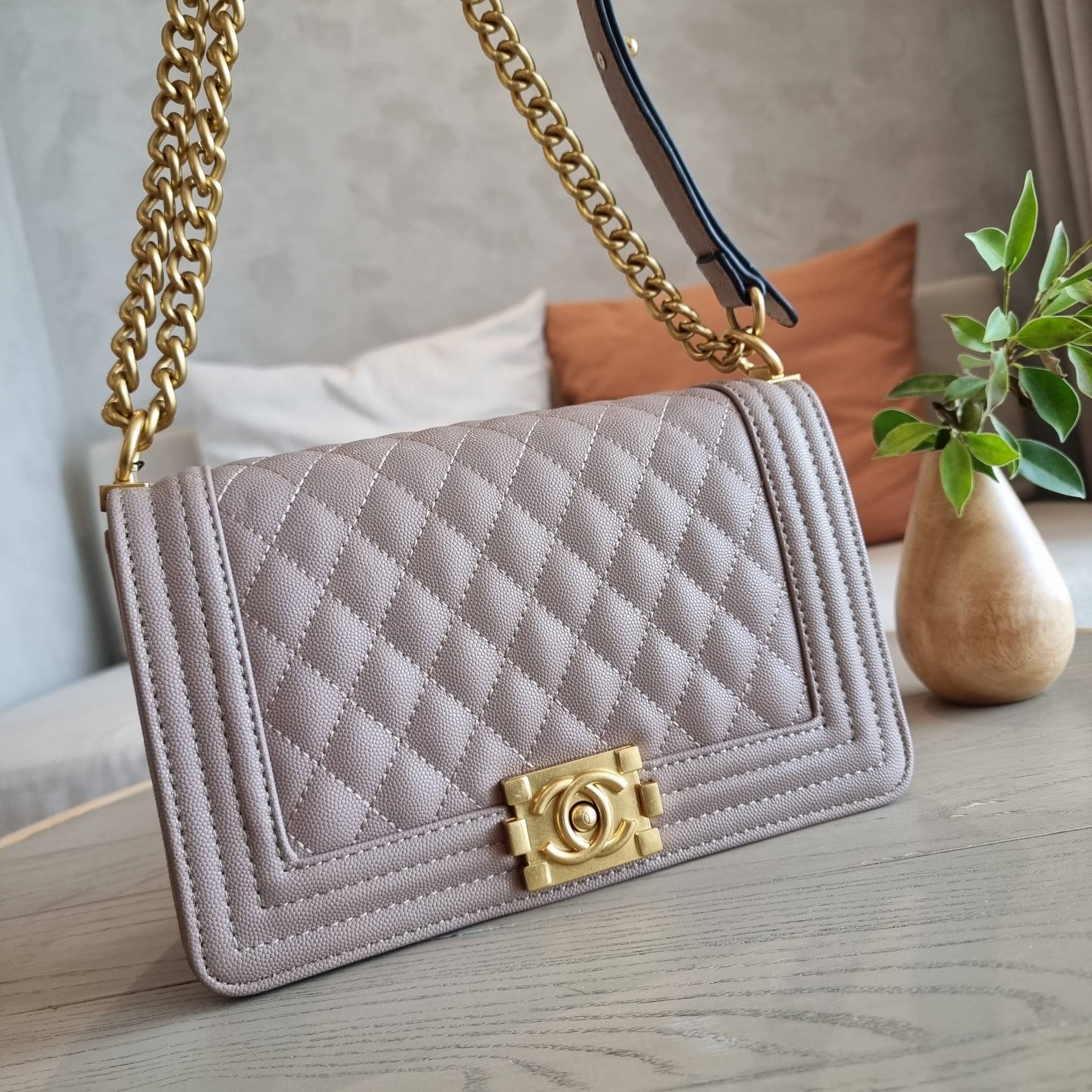 Chanel Boy 10" พร้อมส่งที่ไทย รุ่นสุดฮอต อะไหล่สีทองสุดหรู วัสดุหนังลายคาร์เวีย ทรงคลาสสิคที่สาวๆห้ามพลาด!! ในราคาสุดคุ้ม เปิด-ปิดกระเป๋าด้วยตัวล็อค ภายในโล่งกว้าง ไซส์ใหญ่ใส่ของได้เยอะ มีช่องแยกในกระเป๋า มาพร้อมสายสะพายโซ่สลับหนังรองบ่า (ถอดได้-ปรับ