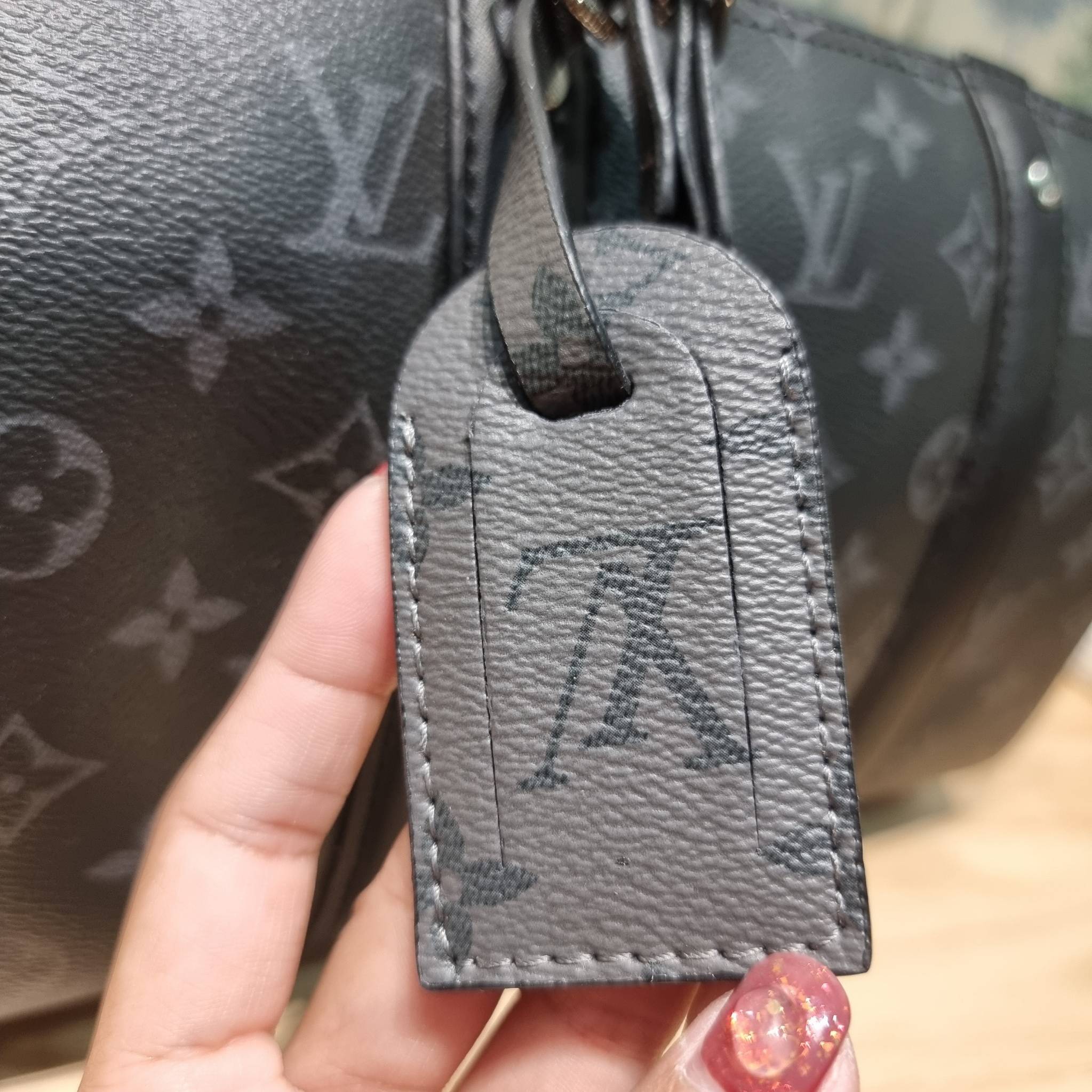 LV CITY KEEPALL Monogram Eclipse Bag กระเป๋าสะพายทรงหมอนสุดคลาสสิค ด้วยดีเทลความเป็นเอกลักษณ์ เรียบหรูด้วยความโดดเด่นจากลวดลายโมโนแกรม ขนาดกำลังดี