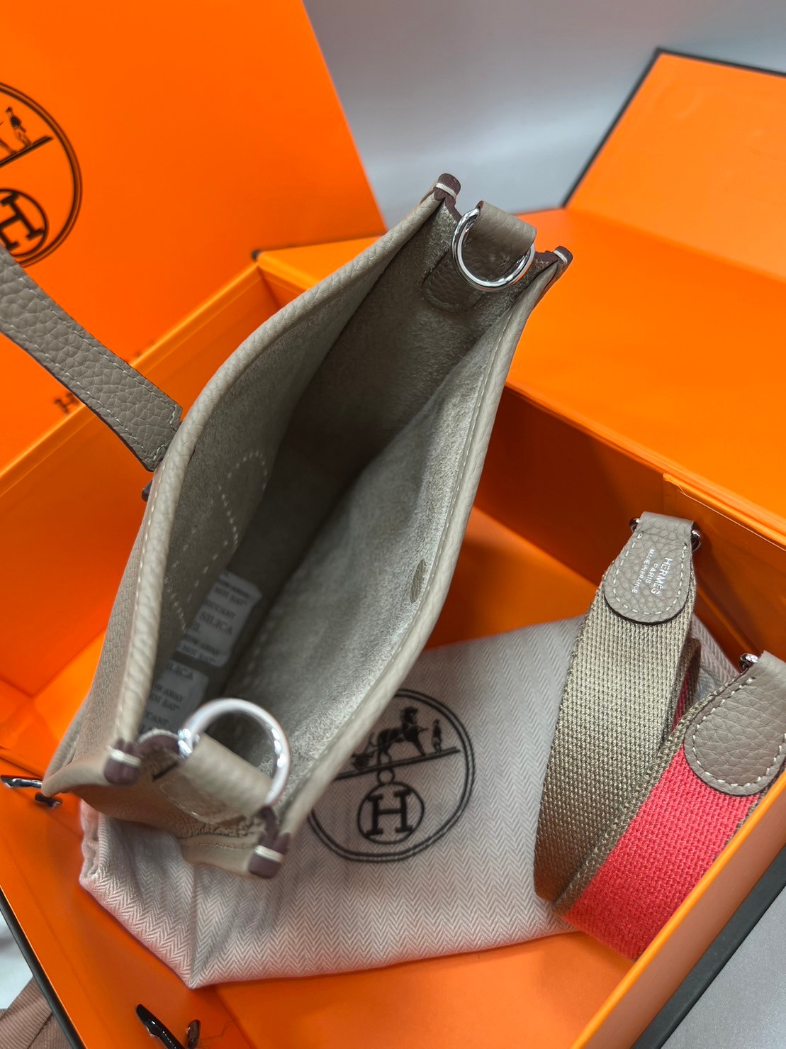 HERMES evelyne mini bag Luxury Bag กระเป๋าสะพายแบรนด์ดัง แบรนด์หรู คลาสสิกตลอดกาล ใช้ได้ทั้งชายหญิง ใบเดียวจบ สวยรวยปัง เกรดท็อปออริจินอล ภาพสินค้าถ่ายจากงานขายจริง ใช้งานต่างประเทศได้