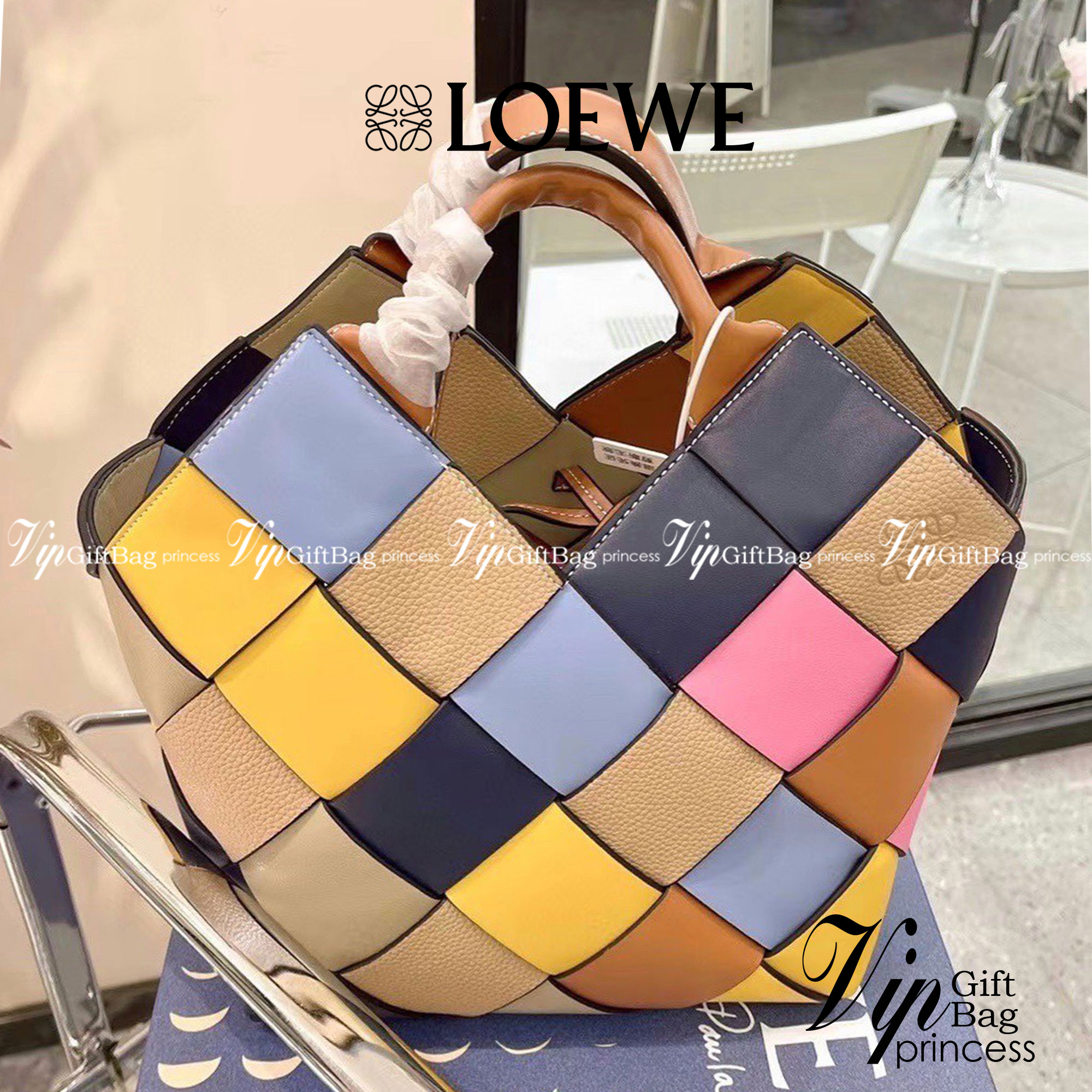 LOEWE SURPLUS LEATHER WOVEN BASKET BAG IN CLASSIC CALFSKIN พร้อมส่ง 5 สี ใหม่ล่าสุดและสวยที่สุด กระเป๋าสะพานที่ถักทอด้วยความปราณีต โดดเด่นด้วยสีที่จับมาคอนทราสได้ลงตัว ใบใหญ่จุได้แบบเน้นๆ วัสดุหนังวัวแท้เต็มใบ หรูเลิศ ปากกระเป๋ามีสายหนังสำหรับผูกรวบปากกระ