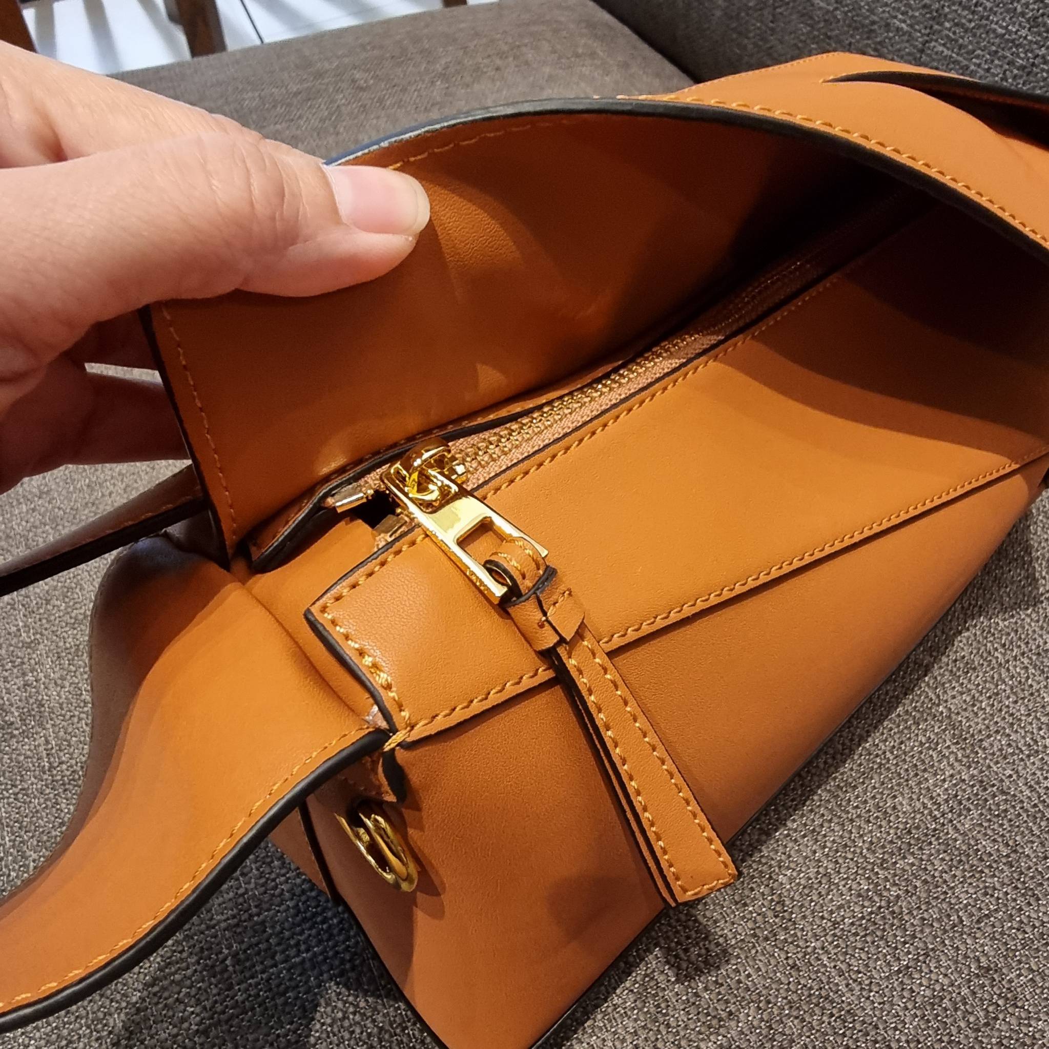 LOEWE PUZZLE HOBO BAG ใหม่ล่าสุด กับแบรนด์ที่มีดีไซน์โดดเด่นเป็นเอกลักษณ์ สวยหรูทุกรุ่นจริงๆ!! กระเป๋าสะพายโฮโบ ทรงสวย สไตล์พัซเซิลคลาสสิค วัสดุหนังวัวฟอกสี นิ่มมือ ฟินมาก!! เปิดใช้งานด้วยซิป ที่ภายในโล่งกว้าง ใส่ของสำคัญได้ครบไม่มีพลาด แบบสบายๆ มาพร้อมสา